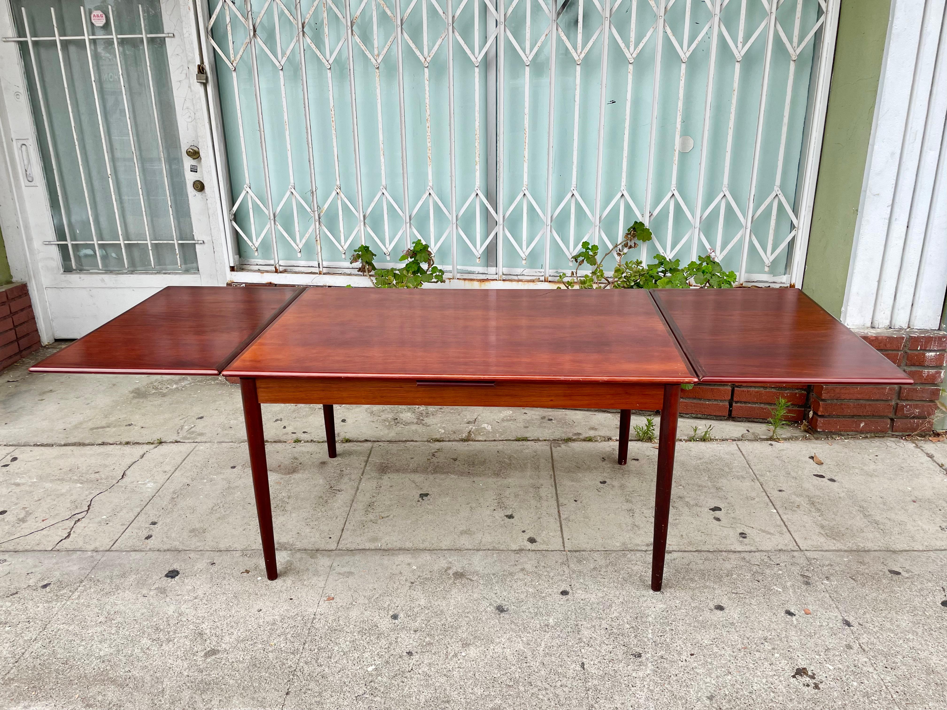 am mobler dining table