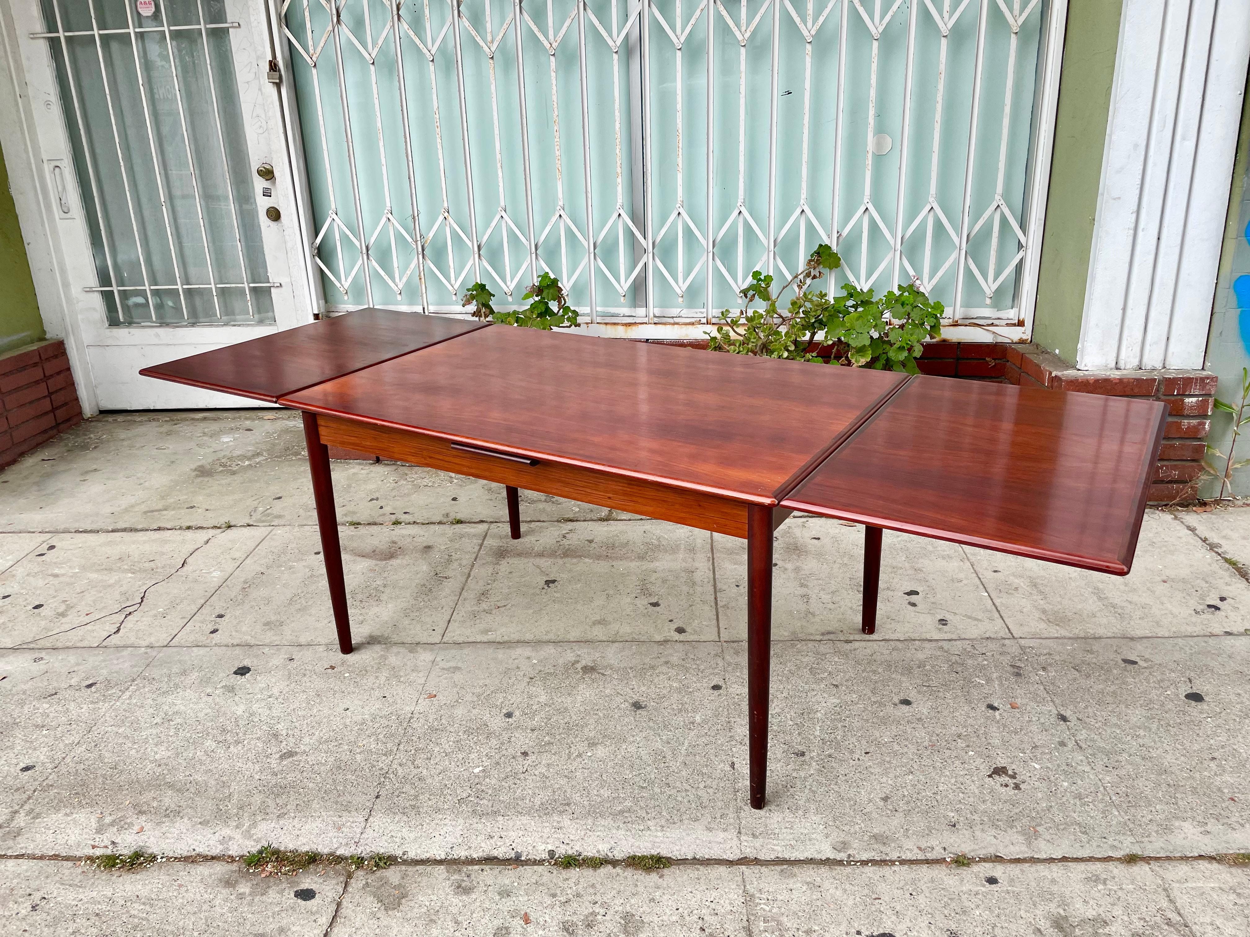 Danish Modern Rosewood Extending Dining Table by Am Mobler In Good Condition For Sale In North Hollywood, CA