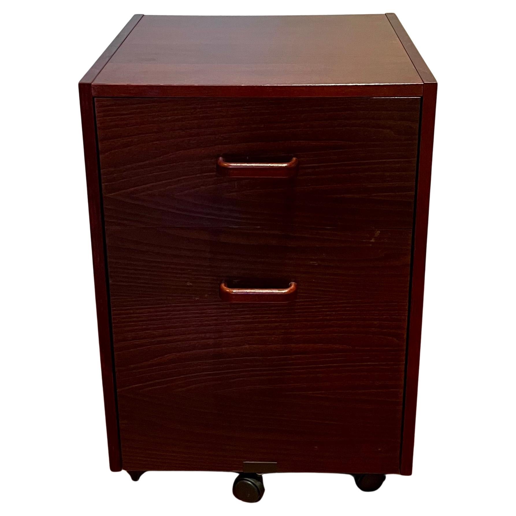Versatile schedario in palissandro con rotelle, molto pulito e in buone condizioni, risalente agli anni '80, dal look postmoderno. impiallacciatura in palissandro a scorrimento facile. Stampato in Danimarca. molto pulito e rifinito nella parte