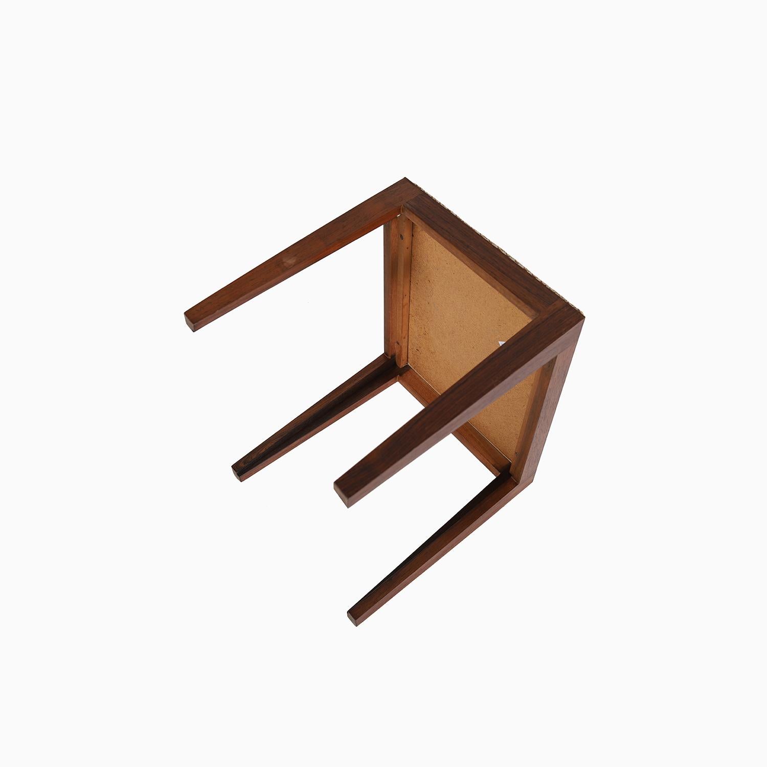 Reposapiés de palisandro con estilo moderno de transición y asientos con motivos tradicionales de rosas trepadoras en excelente estado.  Hay dos disponibles, se venden por separado.  Por favor, pregunta si quieres comprarlos como un conjunto para