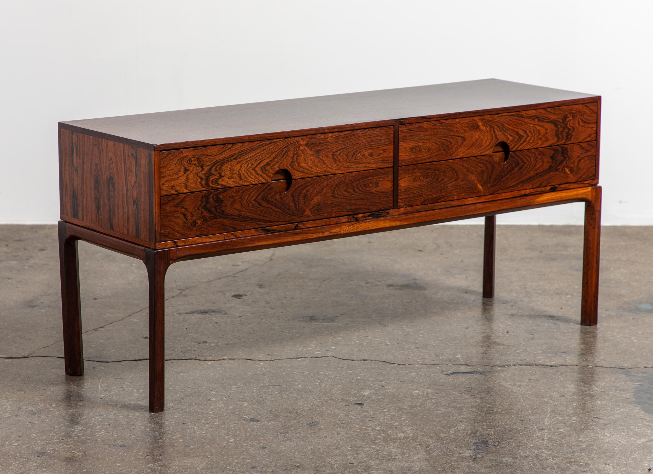 Cassettone moderno danese in palissandro Kai Kristiansen, modello 394 in vendita 4