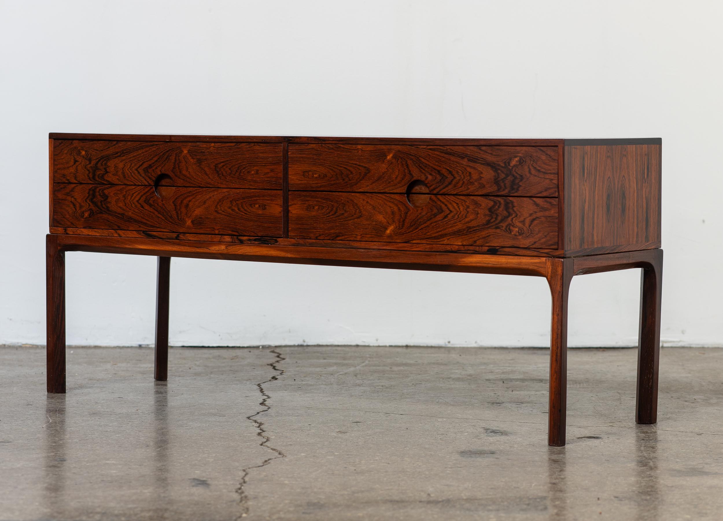Mobile basso con cassetti Modello 394 in palissandro, progettato dal designer danese Kai Kristiansen per l'ebanista Aksel Kjersgaard. Questo mobile classico della modernità danese presenta un'eccezionale selezione di legni, con venature di
