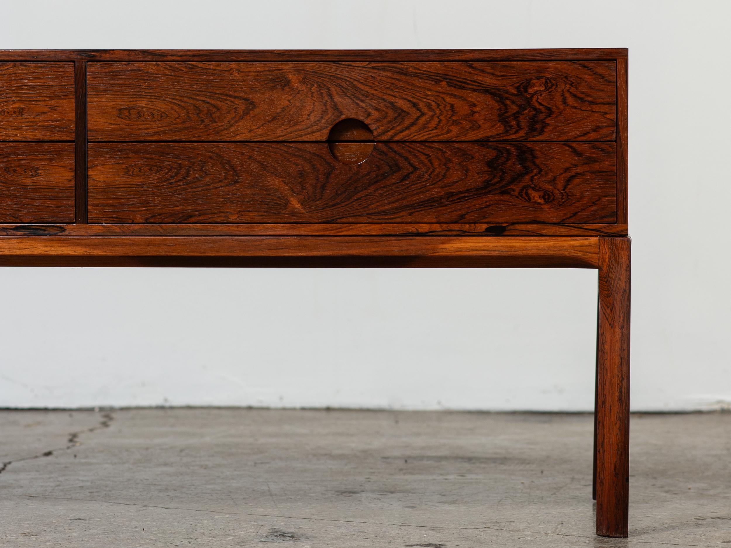 Cassettone moderno danese in palissandro Kai Kristiansen, modello 394 In condizioni buone in vendita a Brooklyn, NY