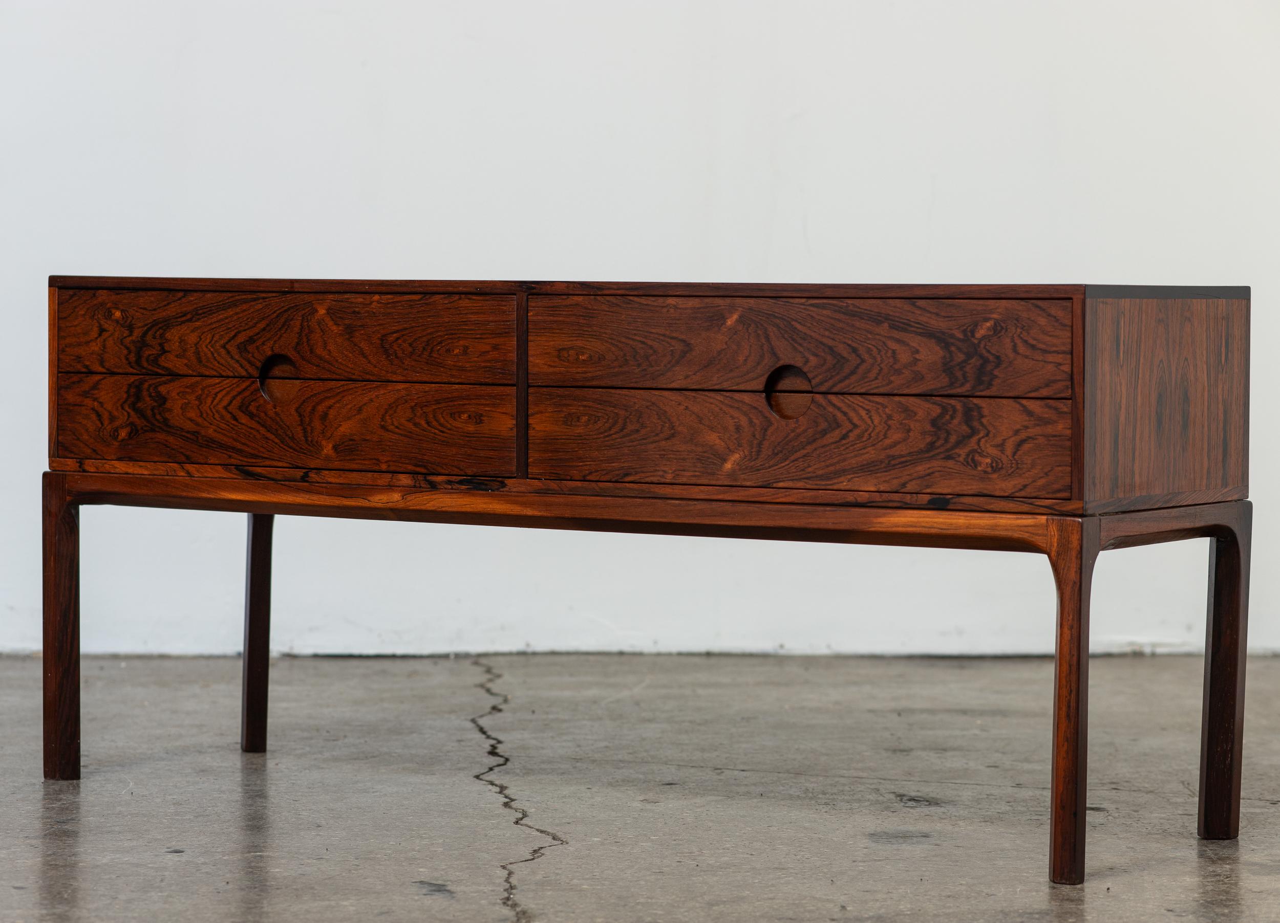 Cassettone moderno danese in palissandro Kai Kristiansen, modello 394 in vendita 1