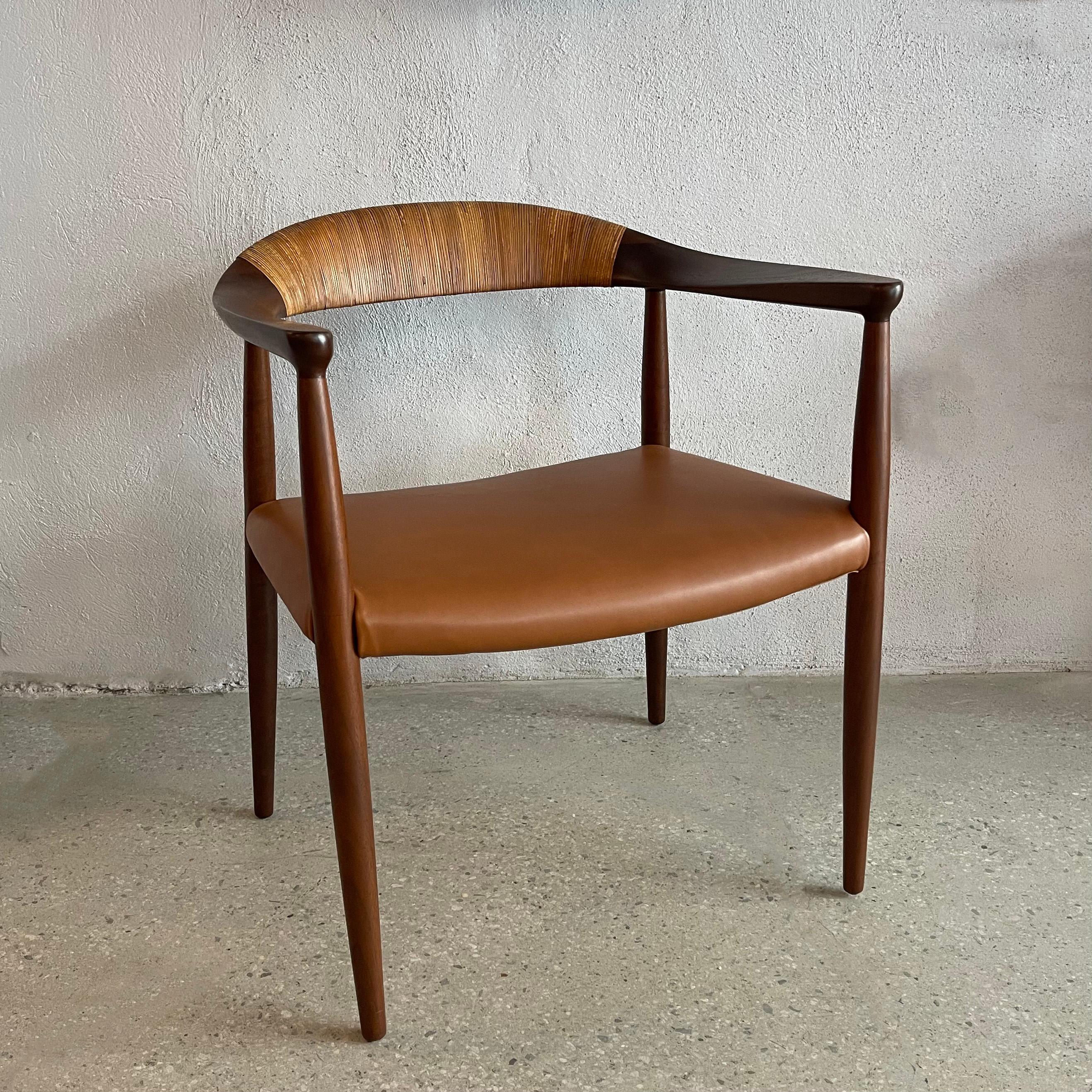 Ce fauteuil moderne danois en bois de rose, recouvert de cuir, reprend le style de la chaise JH501 de l'emblématique designer danois Hans J Wegner, sortie en 1949. Ce modèle a été si apprécié qu'il est devenu universellement connu sous le nom de