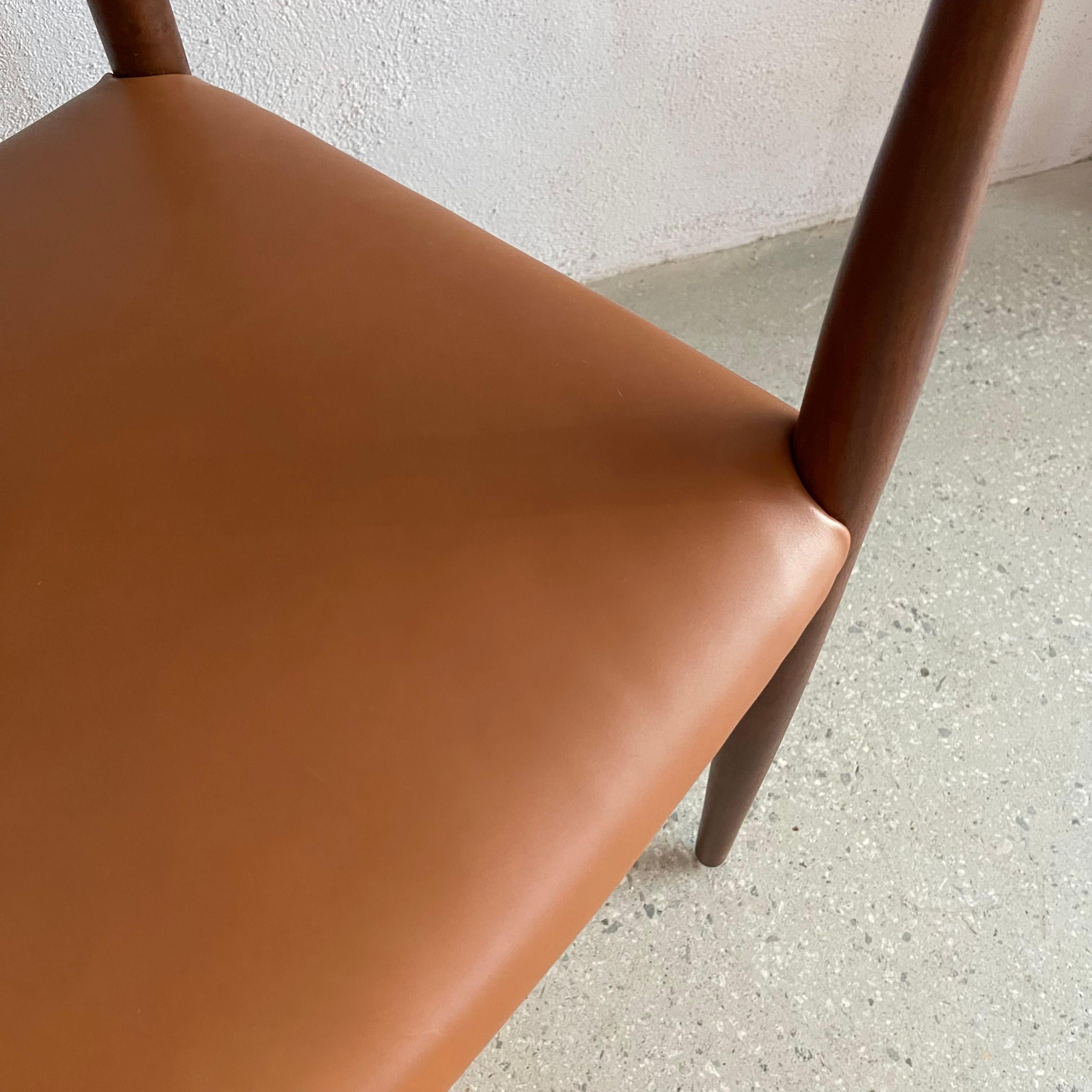 Chaise moderne danoise en cuir de bois de rose d'après Hans J. Wegner en vente 2