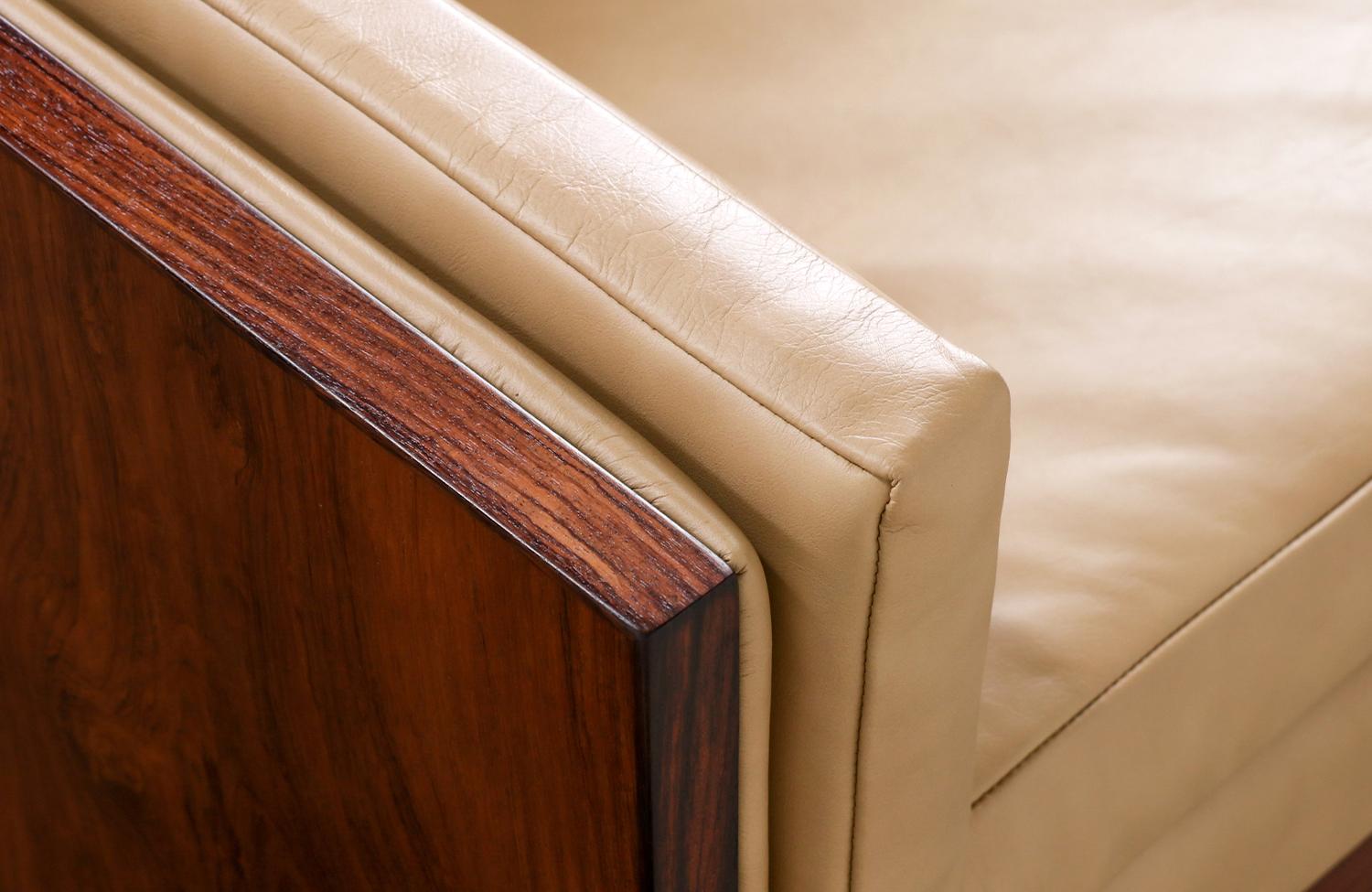Expertisch restauriertes – modernes dänisches Sofa aus Rosenholz und Leder von Jydsk Mobelvaerk im Angebot 1