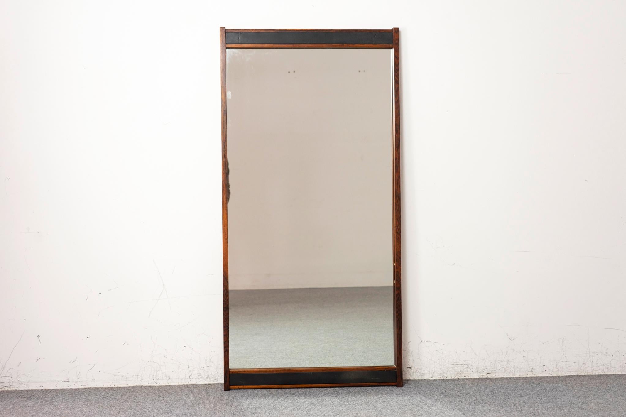 Dänischer Spiegel aus Rosenholz und Leder, ca. 1960. Seltener, massiver Rahmen mit tiefschwarzer Ledereinlage! Originalglas in gutem Zustand.

Bitte erkundigen Sie sich nach den Tarifen für Fern- und Auslandsversand.
