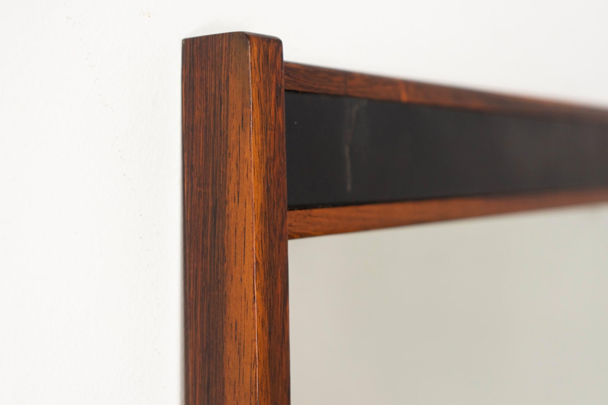Dänischer moderner Wandspiegel aus Rosenholz und Leder (Skandinavische Moderne) im Angebot