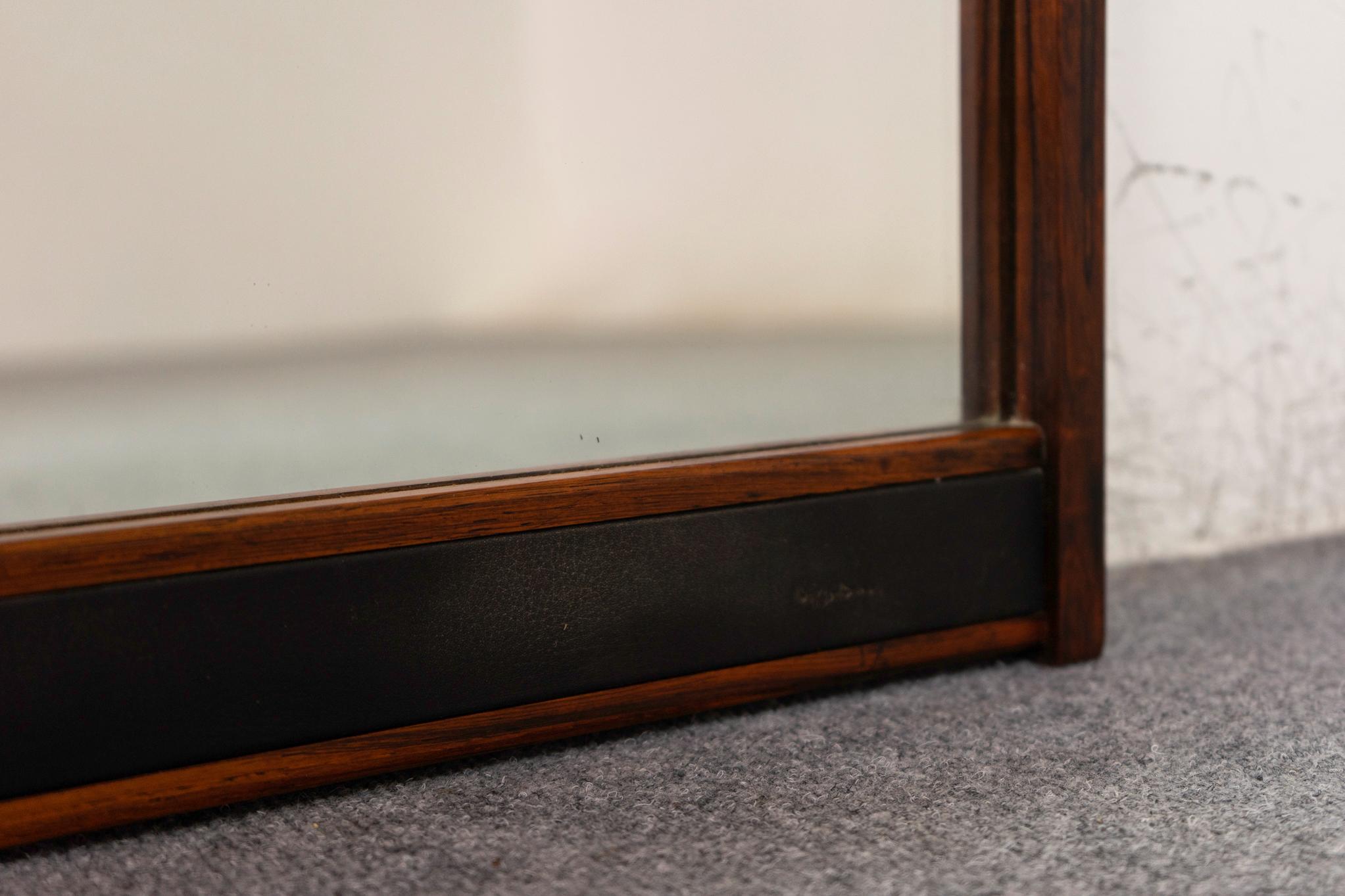 Dänischer moderner Wandspiegel aus Rosenholz und Leder (Mitte des 20. Jahrhunderts) im Angebot