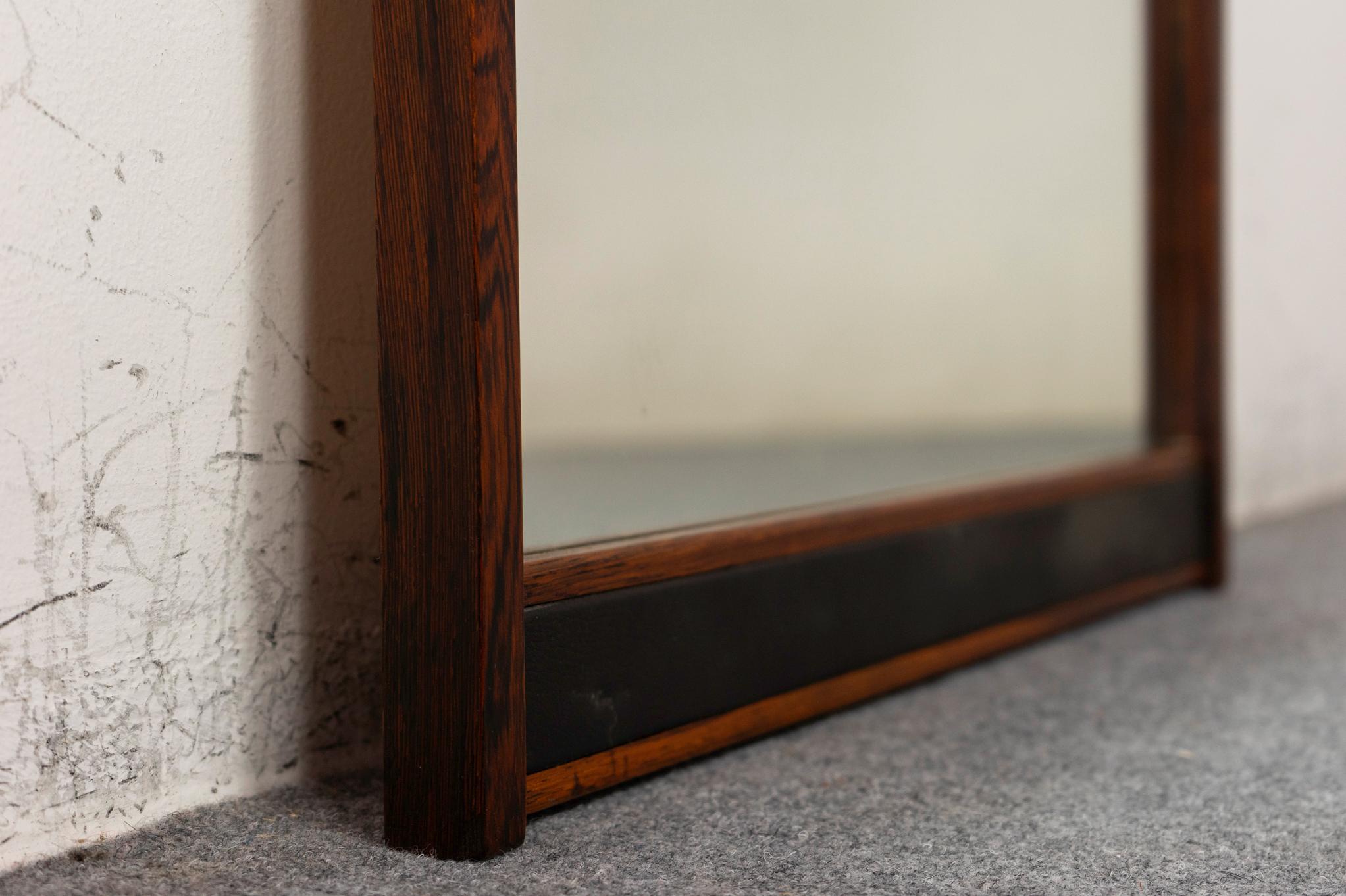 Dänischer moderner Wandspiegel aus Rosenholz und Leder im Angebot 2