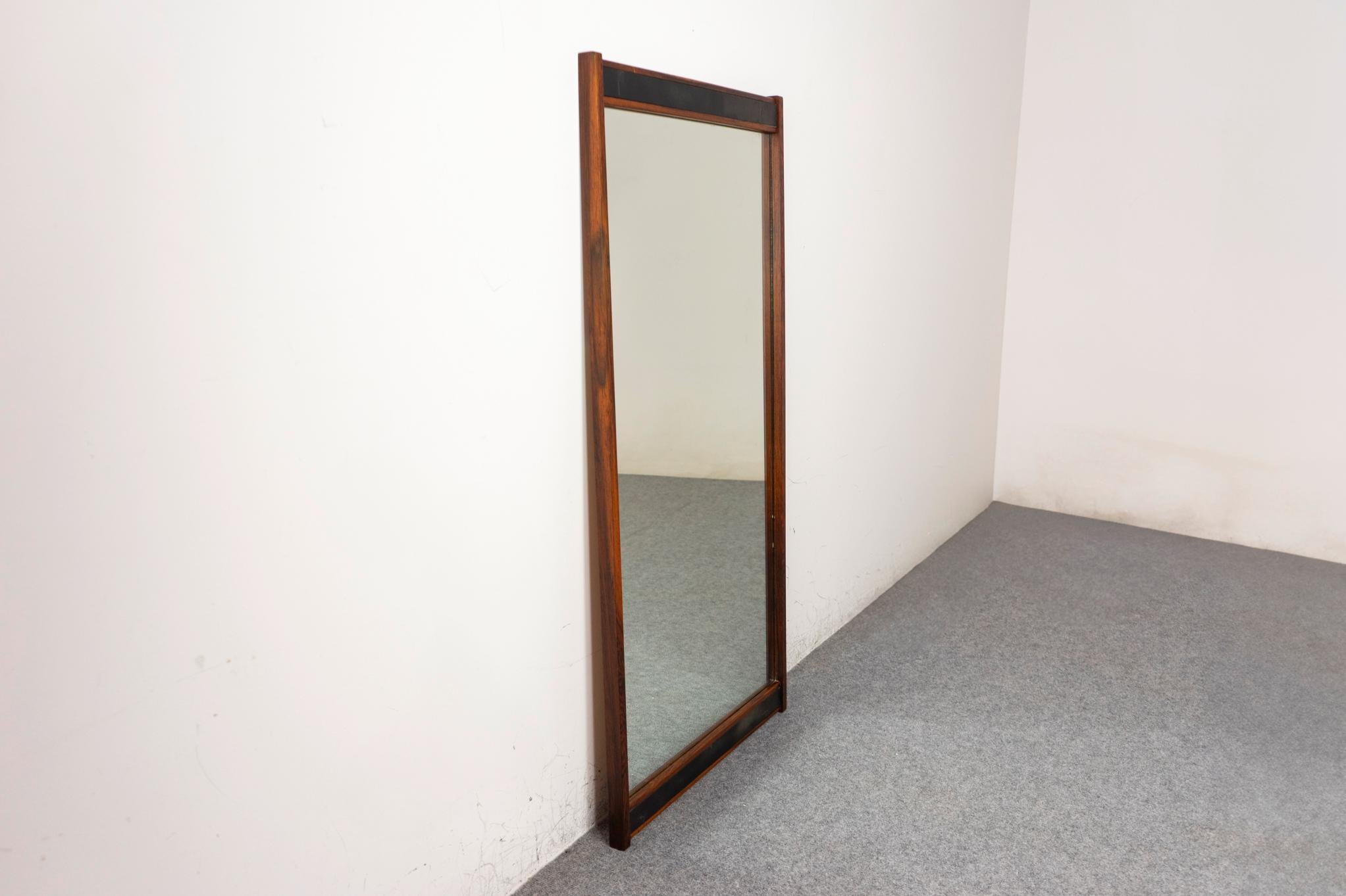 Dänischer moderner Wandspiegel aus Rosenholz und Leder im Angebot 3