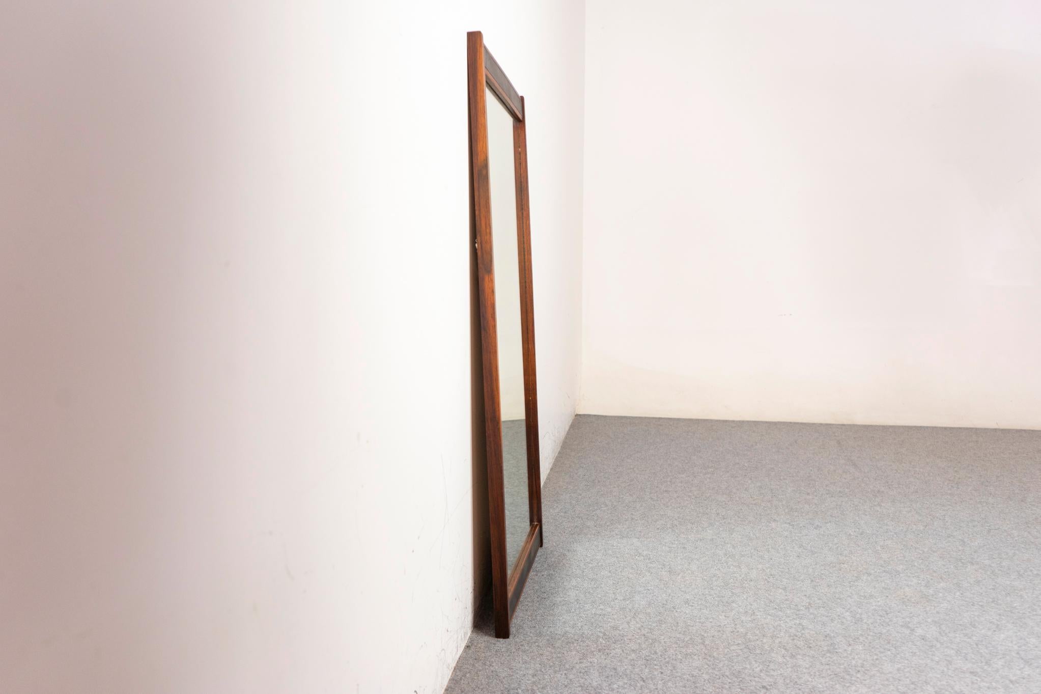 Dänischer moderner Wandspiegel aus Rosenholz und Leder im Angebot 4