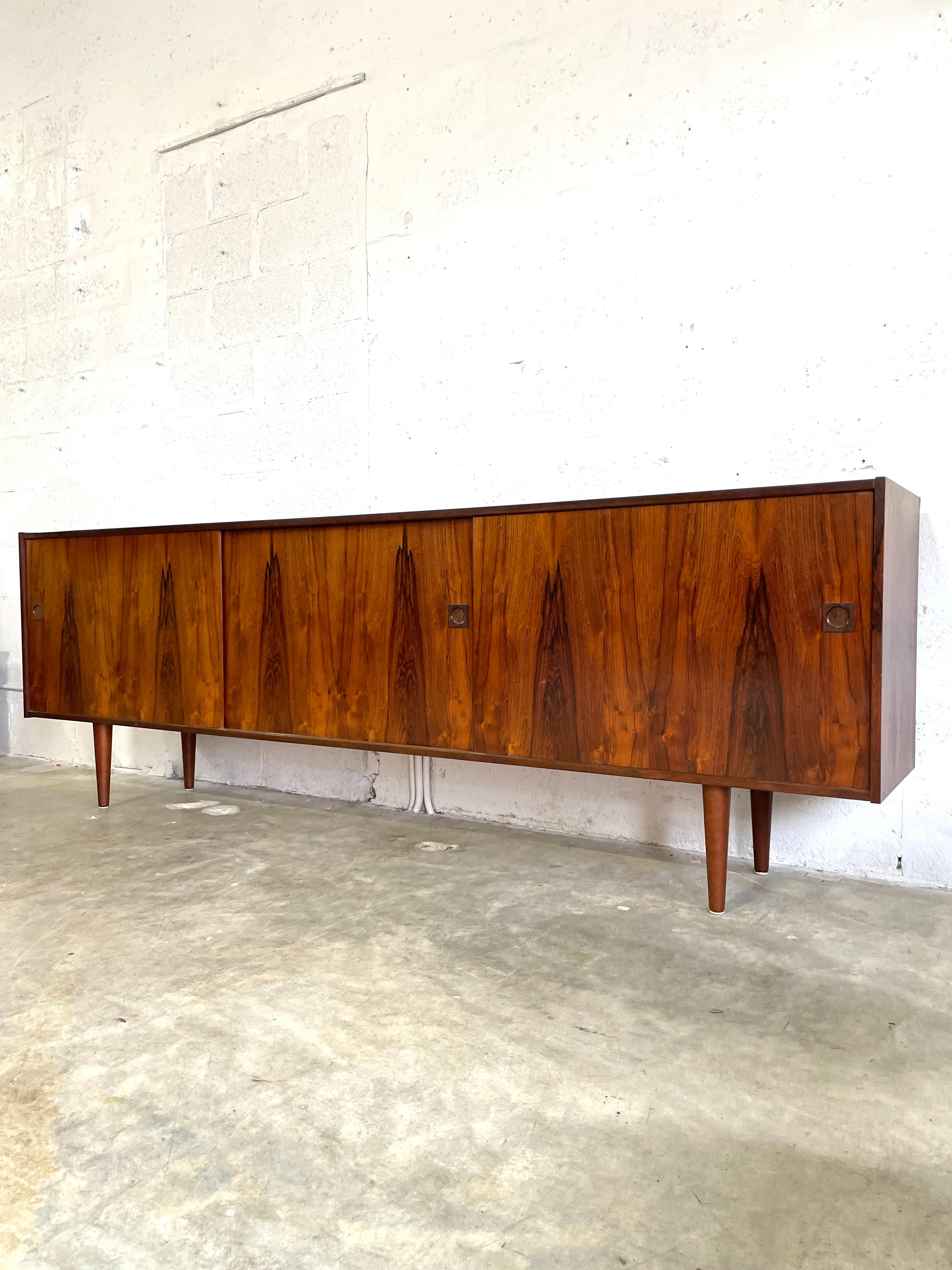 Danish Modern Rosewood Long Credenza or Media Console In Good Condition For Sale In Fort Lauderdale, FL