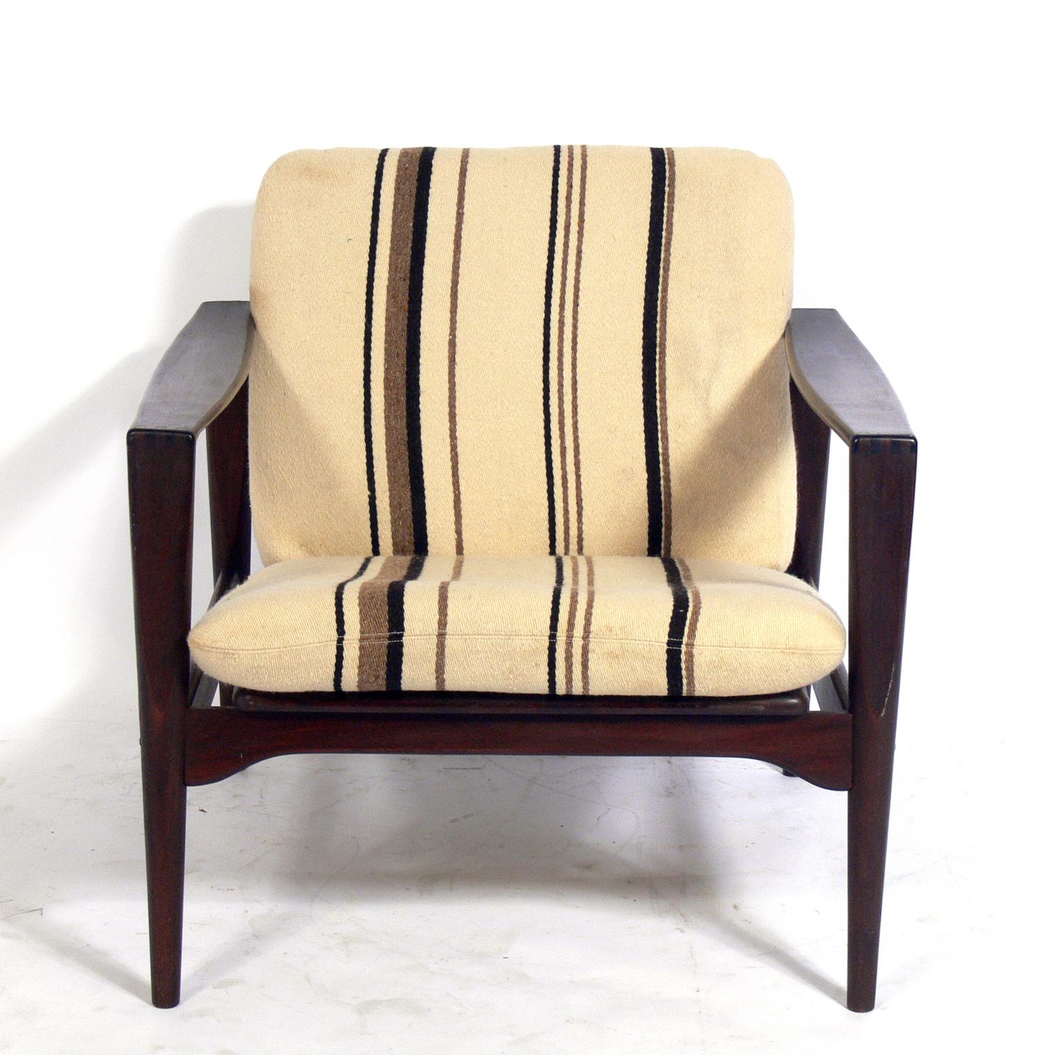 Moderner dänischer Sessel aus Palisanderholz, Dänemark, ca. 1960er Jahre. Die ursprüngliche gestreifte Wollpolsterung ist erhalten geblieben. Das schön gemaserte Palisanderholz wurde gereinigt und dänisch geölt. Die Armlehnen weisen eine