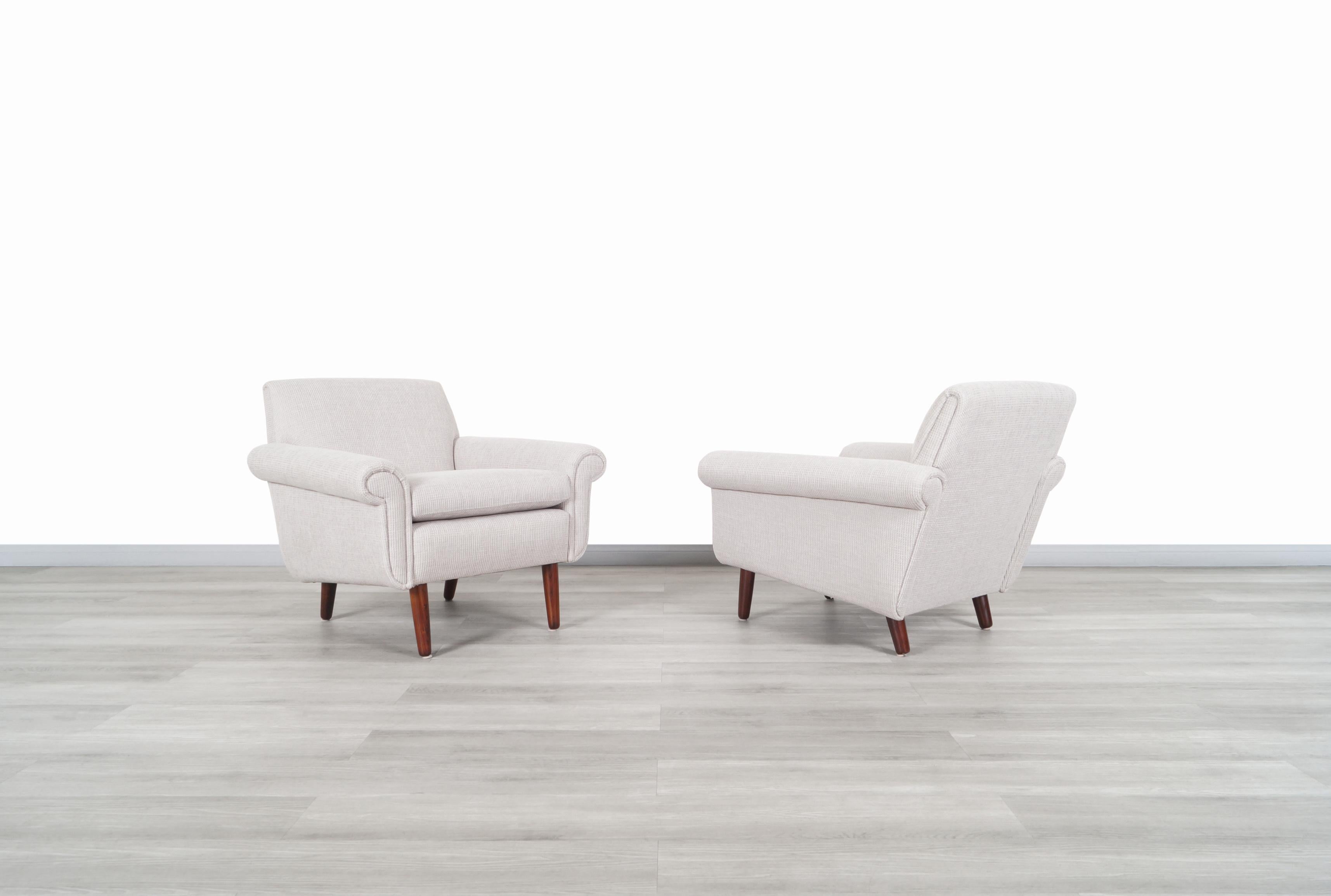Außergewöhnliche moderne dänische Lounge-Stühle aus Palisanderholz, hergestellt in Dänemark, um 1960er Jahre. Diese Stühle haben ein elegantes und klares Design. Sie wurden von unserem Expertenteam professionell neu gepolstert. Jeder Stuhl ist mit