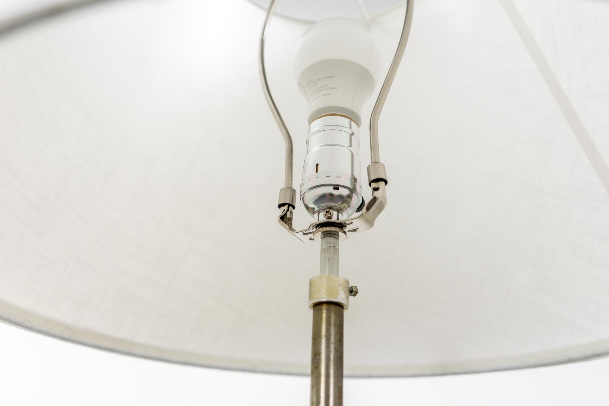 Dänische moderne Stehlampe aus Rosenholz und Metall, modern im Zustand „Gut“ im Angebot in VANCOUVER, CA
