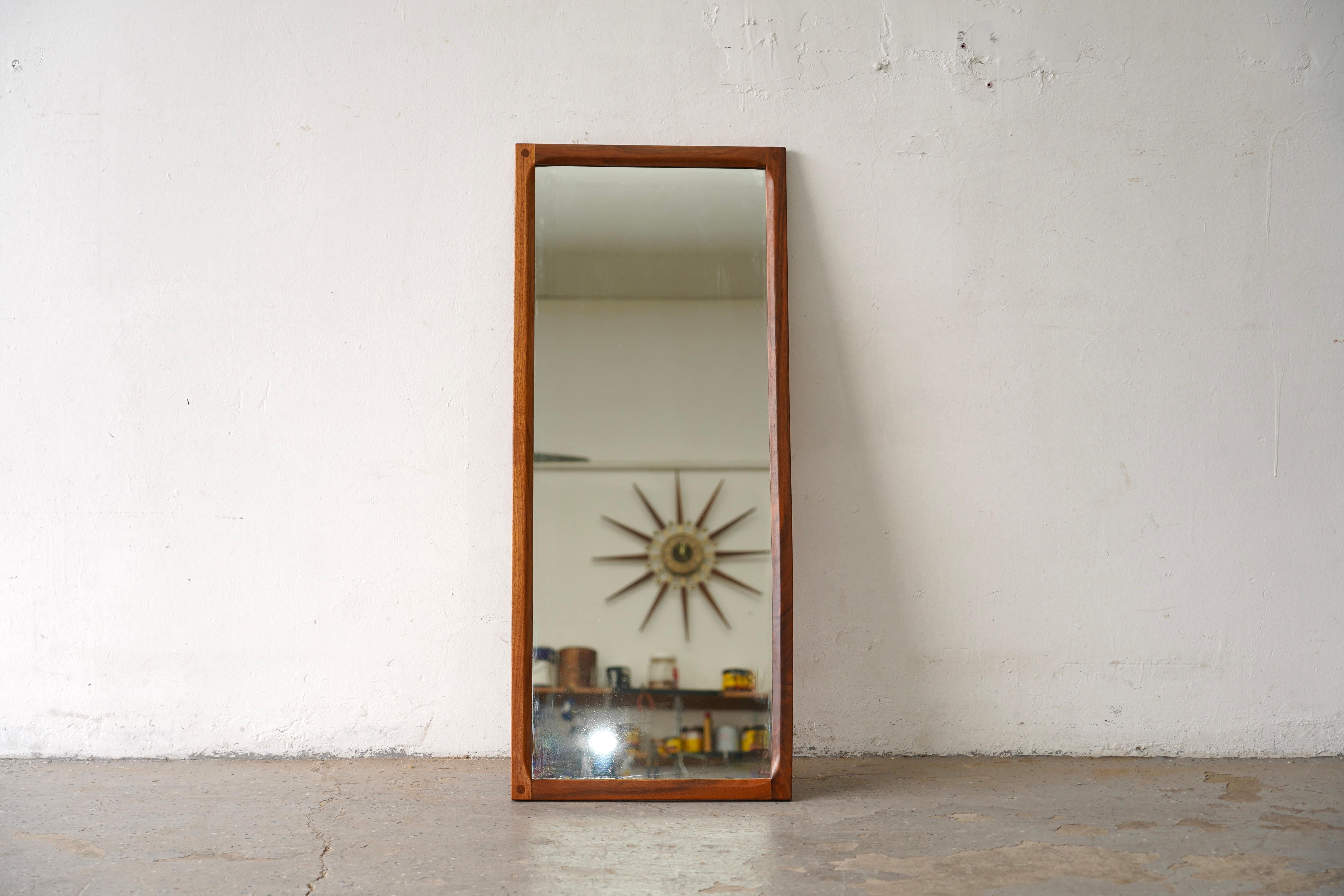 Mid-Century Modern Miroir moderne danois en bois de rose par Aksel Kjersgaard pour Odder, Danemark en vente
