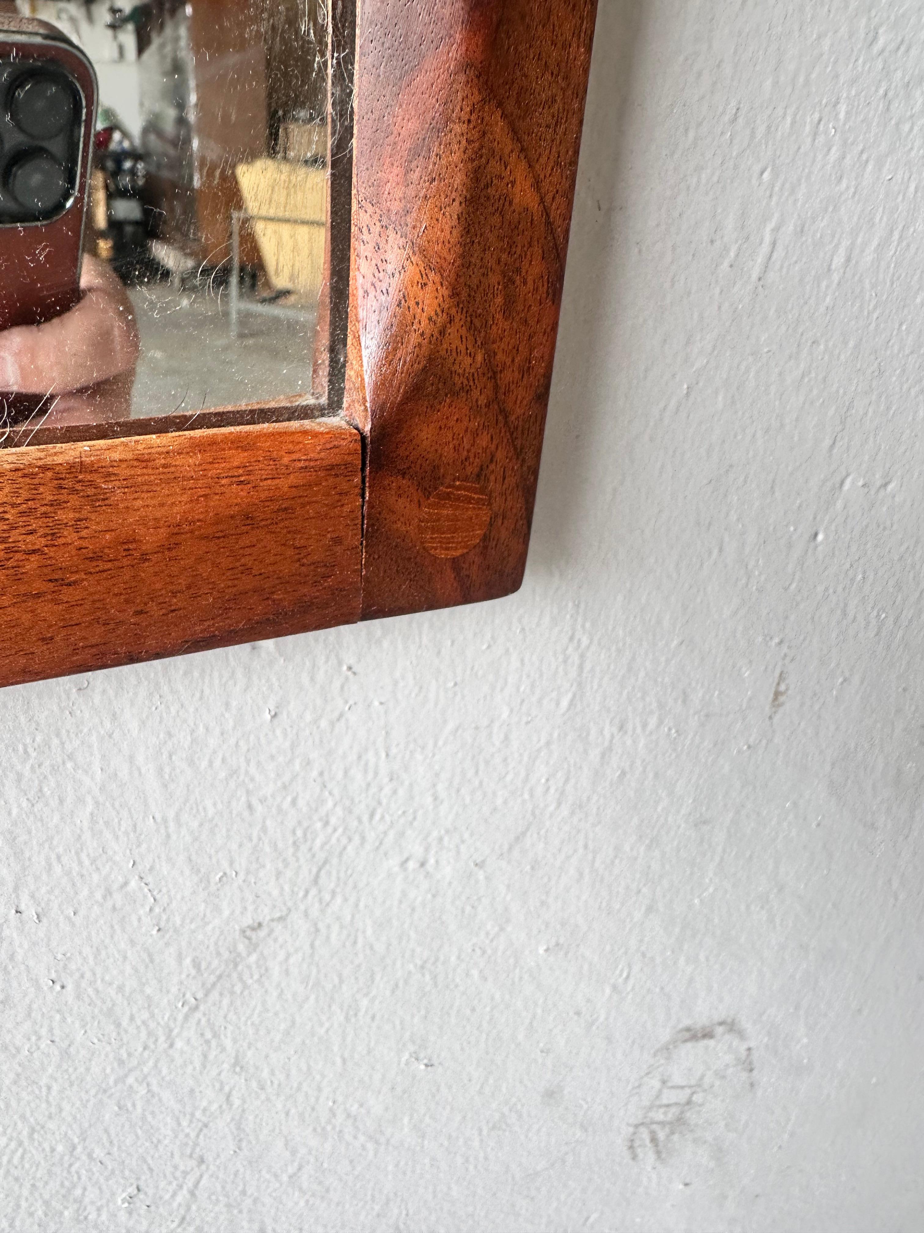 Miroir moderne danois en bois de rose par Aksel Kjersgaard pour Odder, Danemark Bon état - En vente à Las Vegas, NV