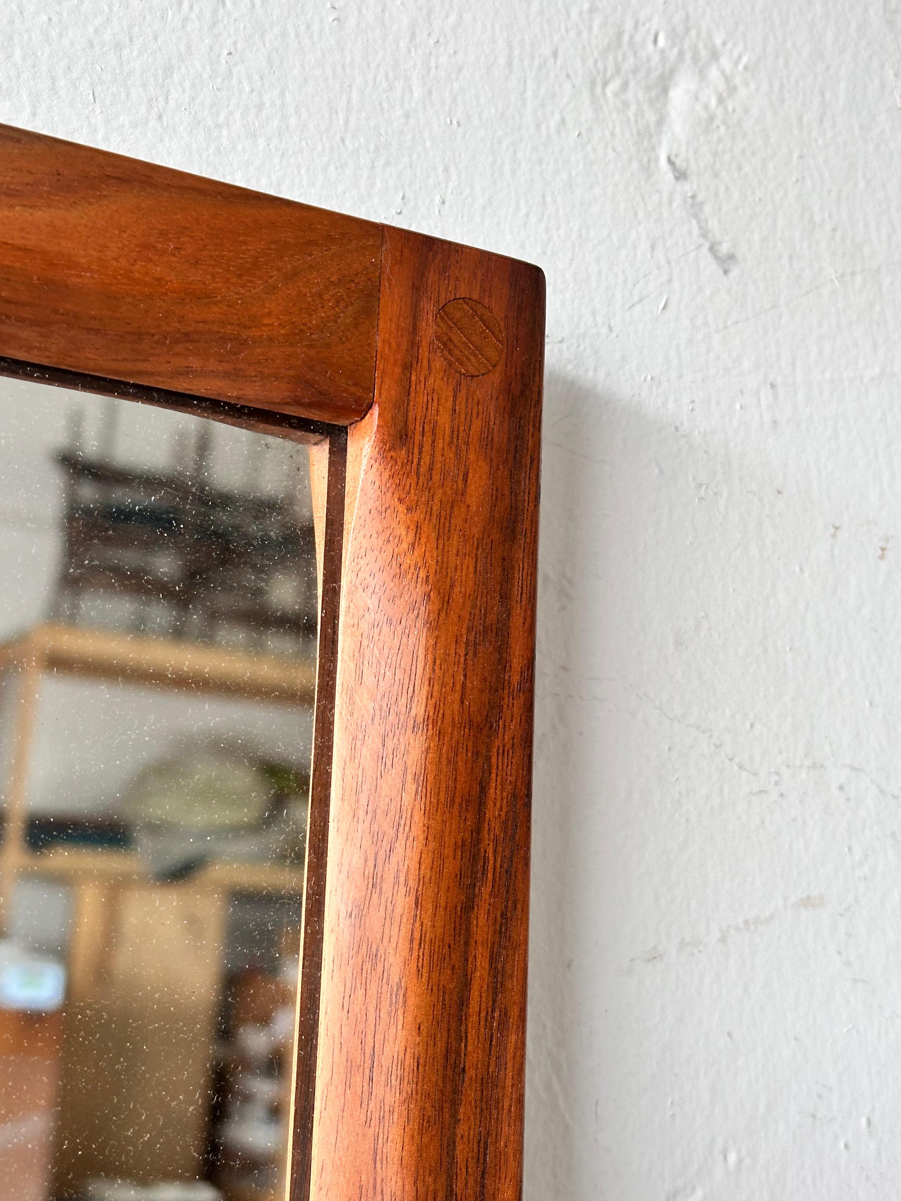 Bois de rose Miroir moderne danois en bois de rose par Aksel Kjersgaard pour Odder, Danemark en vente