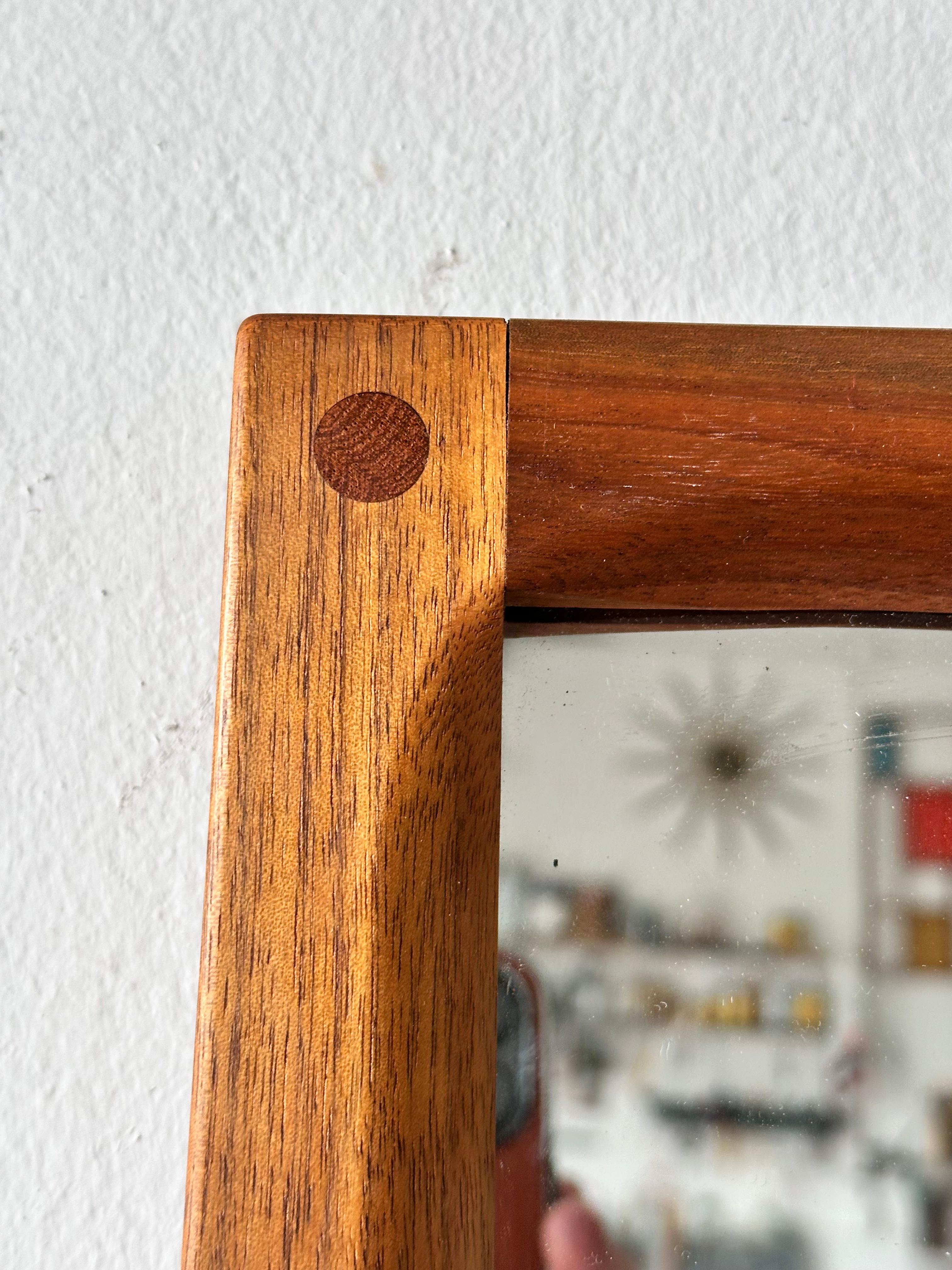 Miroir moderne danois en bois de rose par Aksel Kjersgaard pour Odder, Danemark en vente 1
