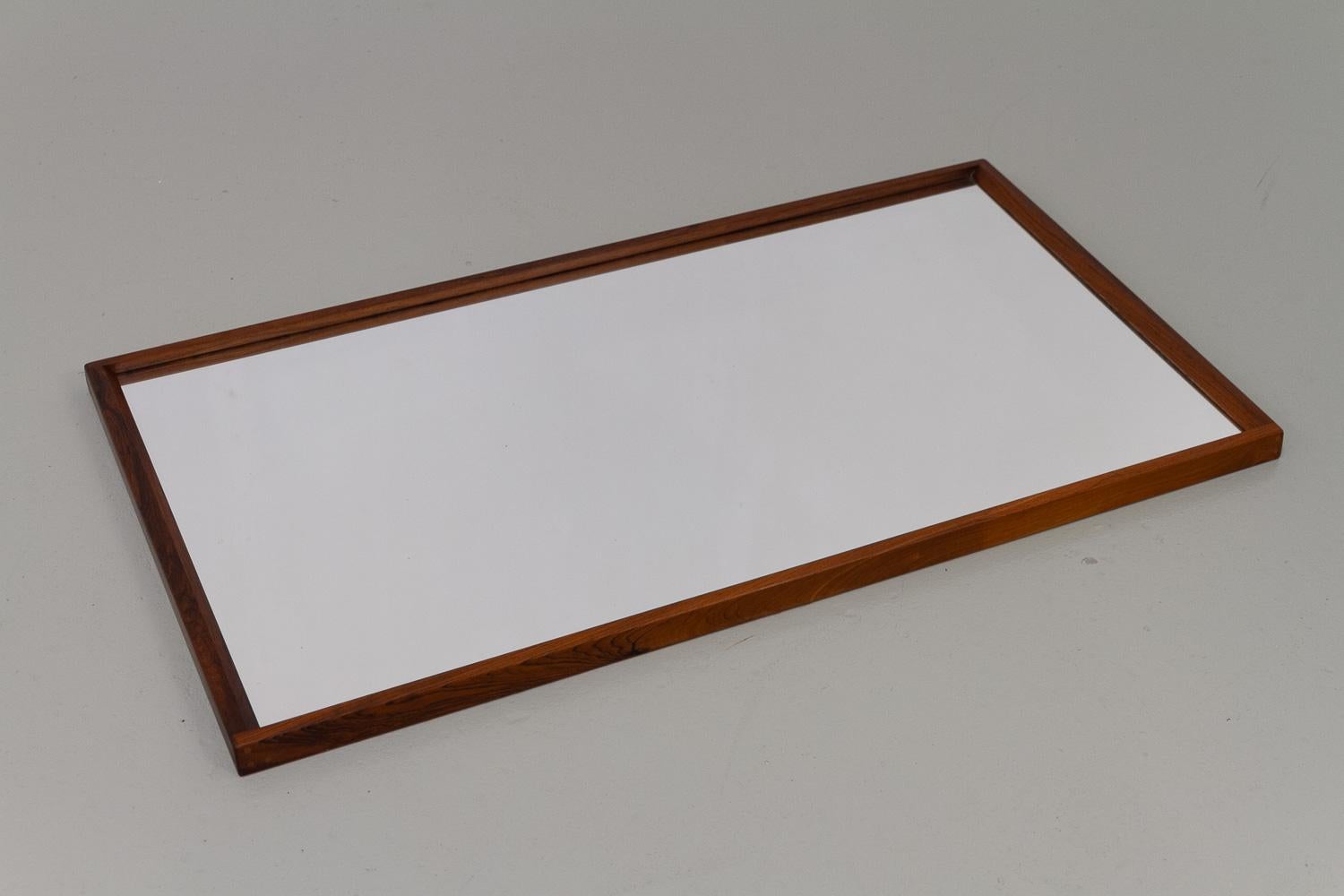 Specchio moderno danese in legno di palissandro di Kai Kristiansen per Aksel Kjersgaard, 1960.
Grande specchio da parete Mid-Centudy Modern scandinavo in palissandro/palisandro.
Elegante specchio da parete danese moderno Model No. 146 progettato