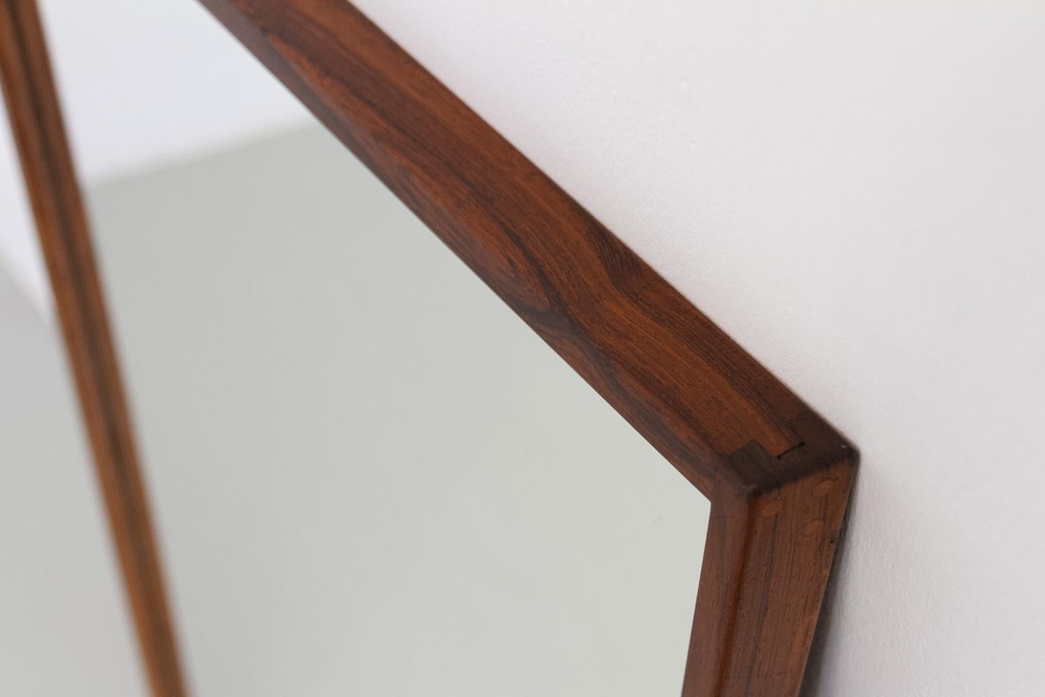 Metà XX secolo Specchio moderno danese in legno di palissandro di Kai Kristiansen per Aksel Kjersgaard, 1960. in vendita