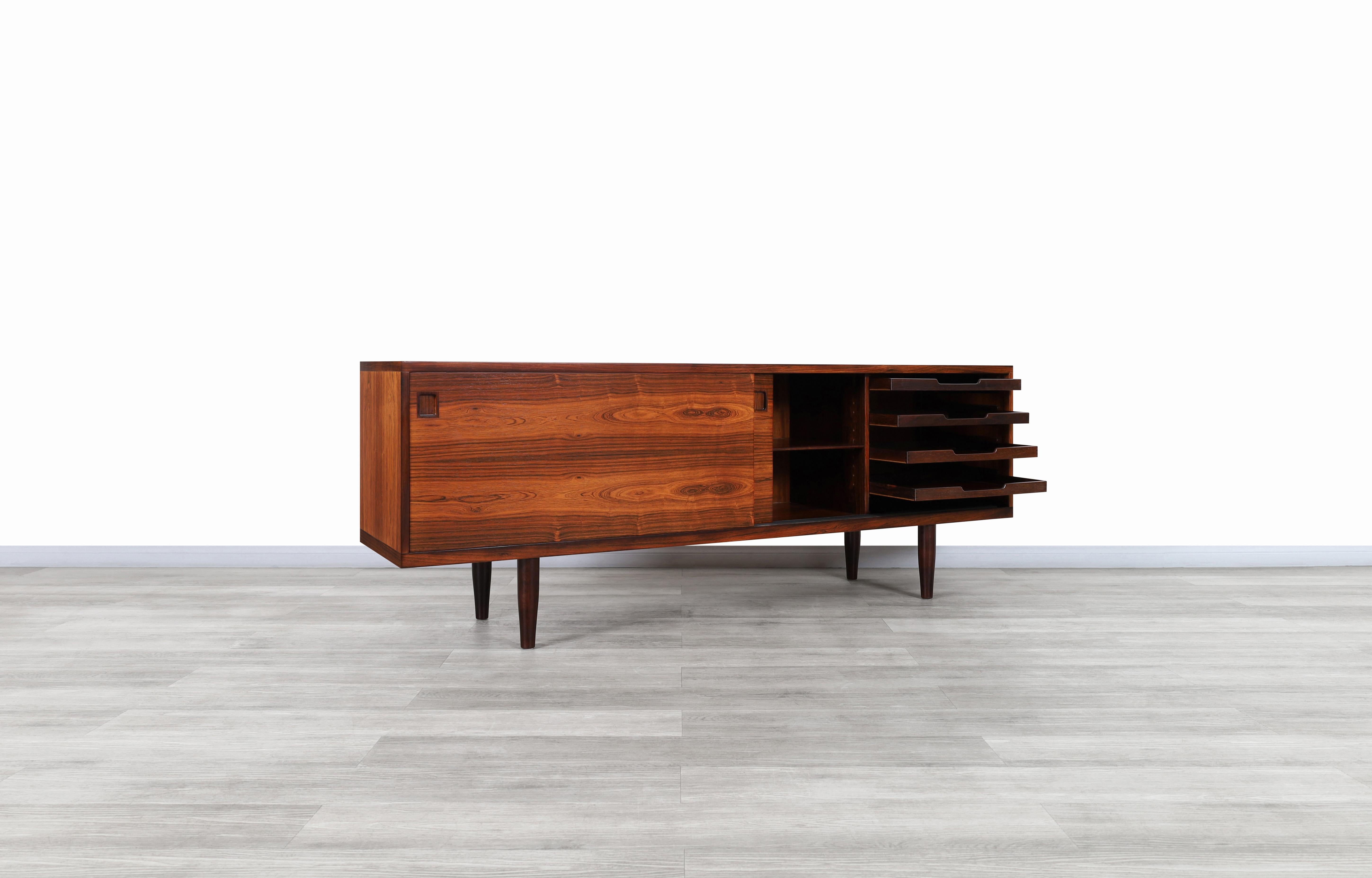 Danish Modern Rosewood Model-20 Credenza by Niels O. Moller In Excellent Condition For Sale In North Hollywood, CA