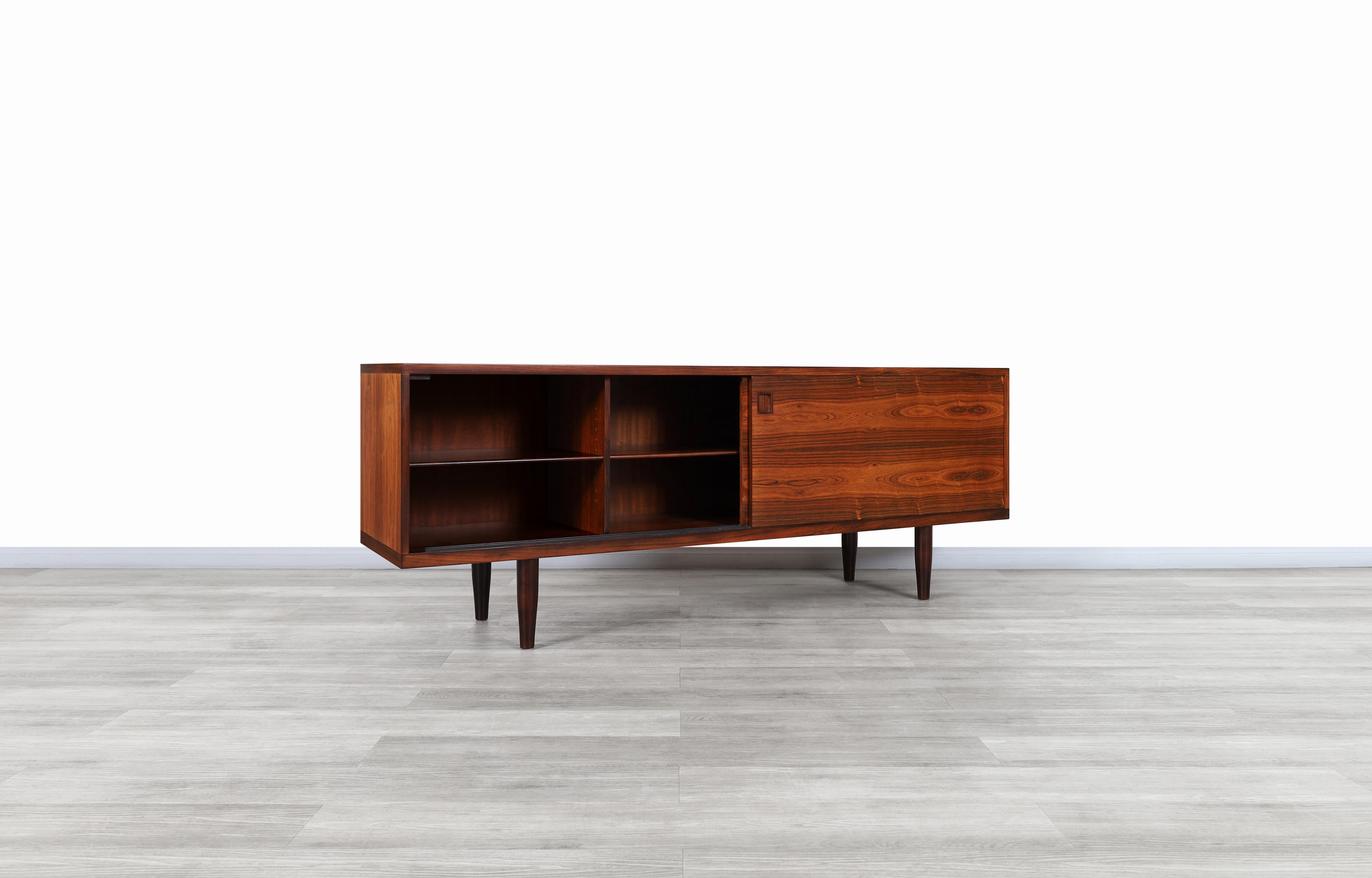 Danish Modern Rosewood Model-20 Credenza by Niels O. Moller For Sale 1