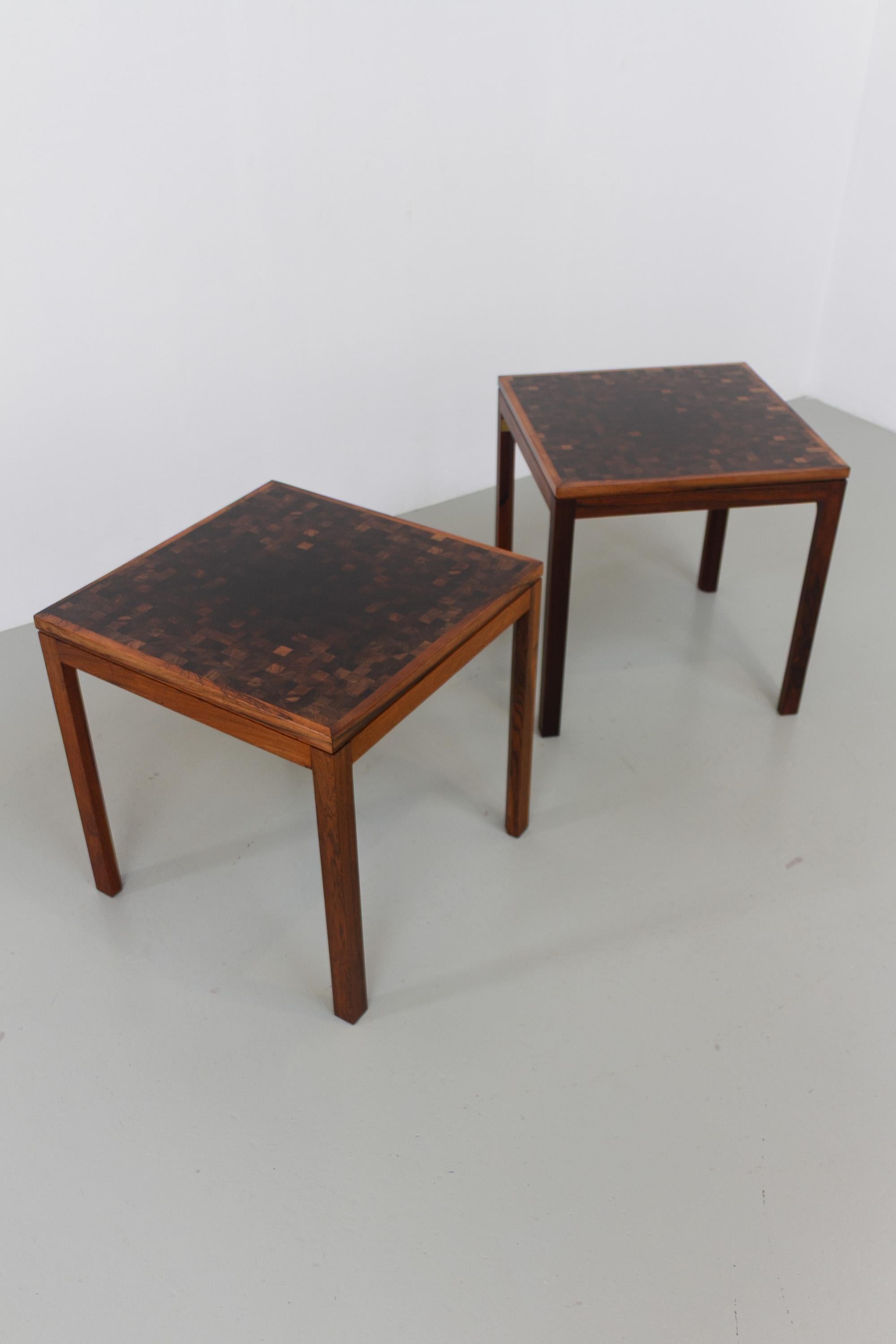 Mid-Century Modern Tables d'appoint modernes danoises en mosaïque de bois de rose par Tranekær Danemark, années 1960. Ensemble de 2. en vente