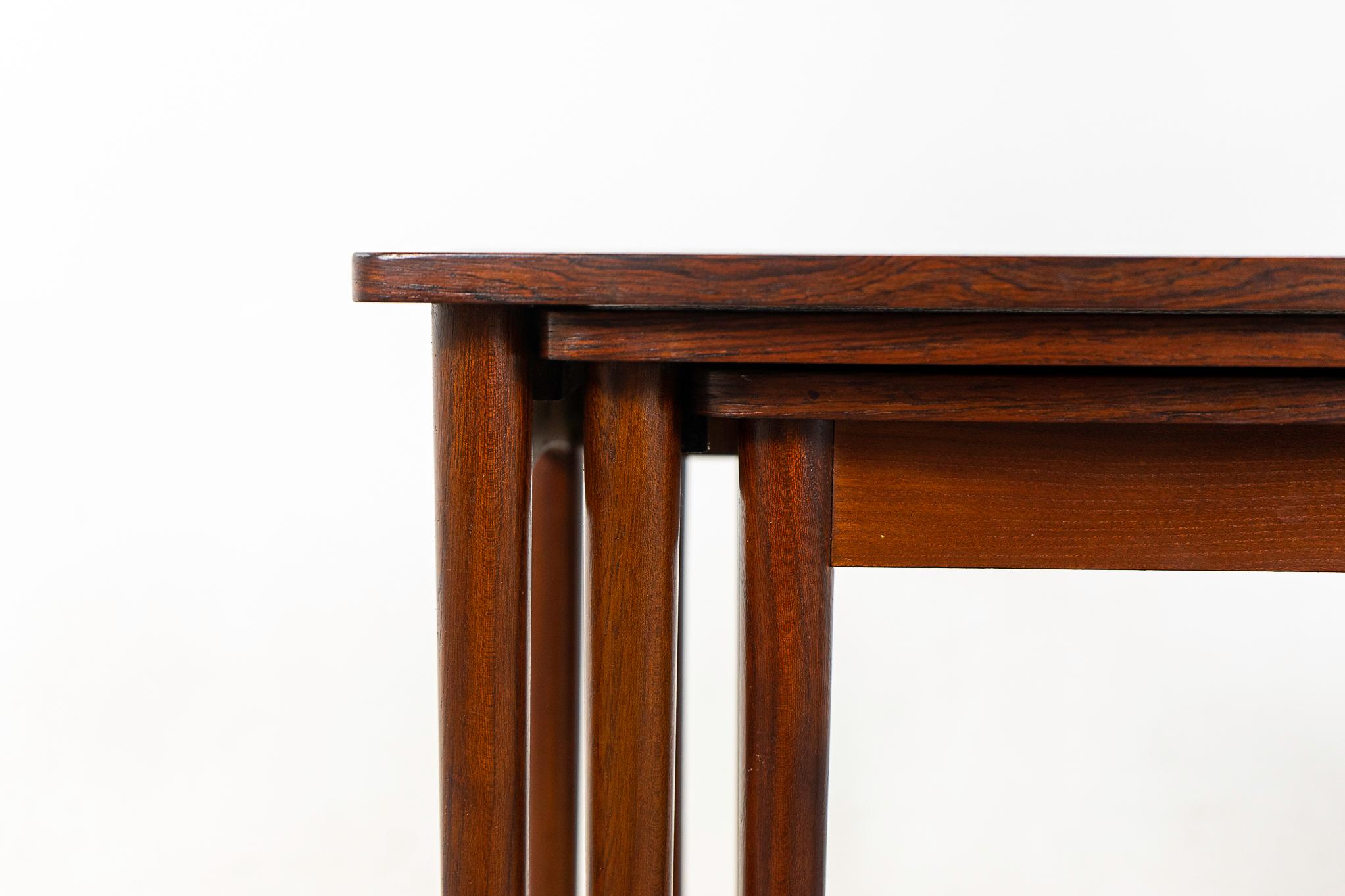 Dänische Modern Rosewood Nesting Tables (Skandinavische Moderne) im Angebot