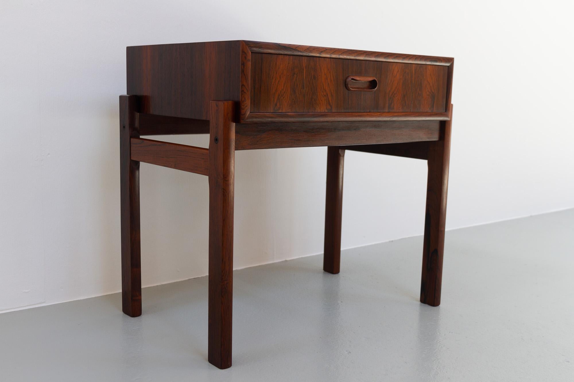 Danish Modern Rosewood Nightstand, 1960s

Elegant and stylish night stand in very beautiful rich and expressive Rosewood/palisander veneer made by cabinetmaker in Denmark in the 1960s.
One wide drawer with sculpted pull in solid Rosewood.