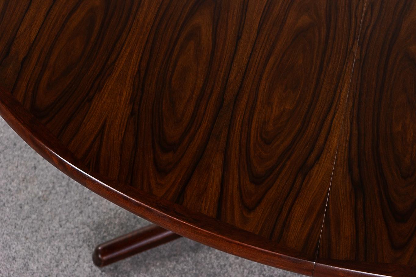 Danish Modern Rosewood Oval Dining Table In Good Condition In VANCOUVER, CA