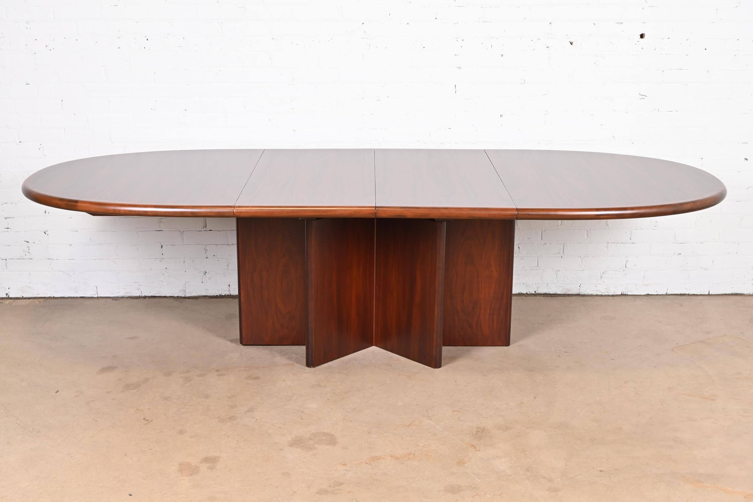 An exceptional mid-century Danish Modern extension dining table with unique star form pedestal base

By Ansager Mobler

Denmark, Circa 1960s

Gorgeous book-matched rosewood, with star-shaped pedestal base.

Measures 71