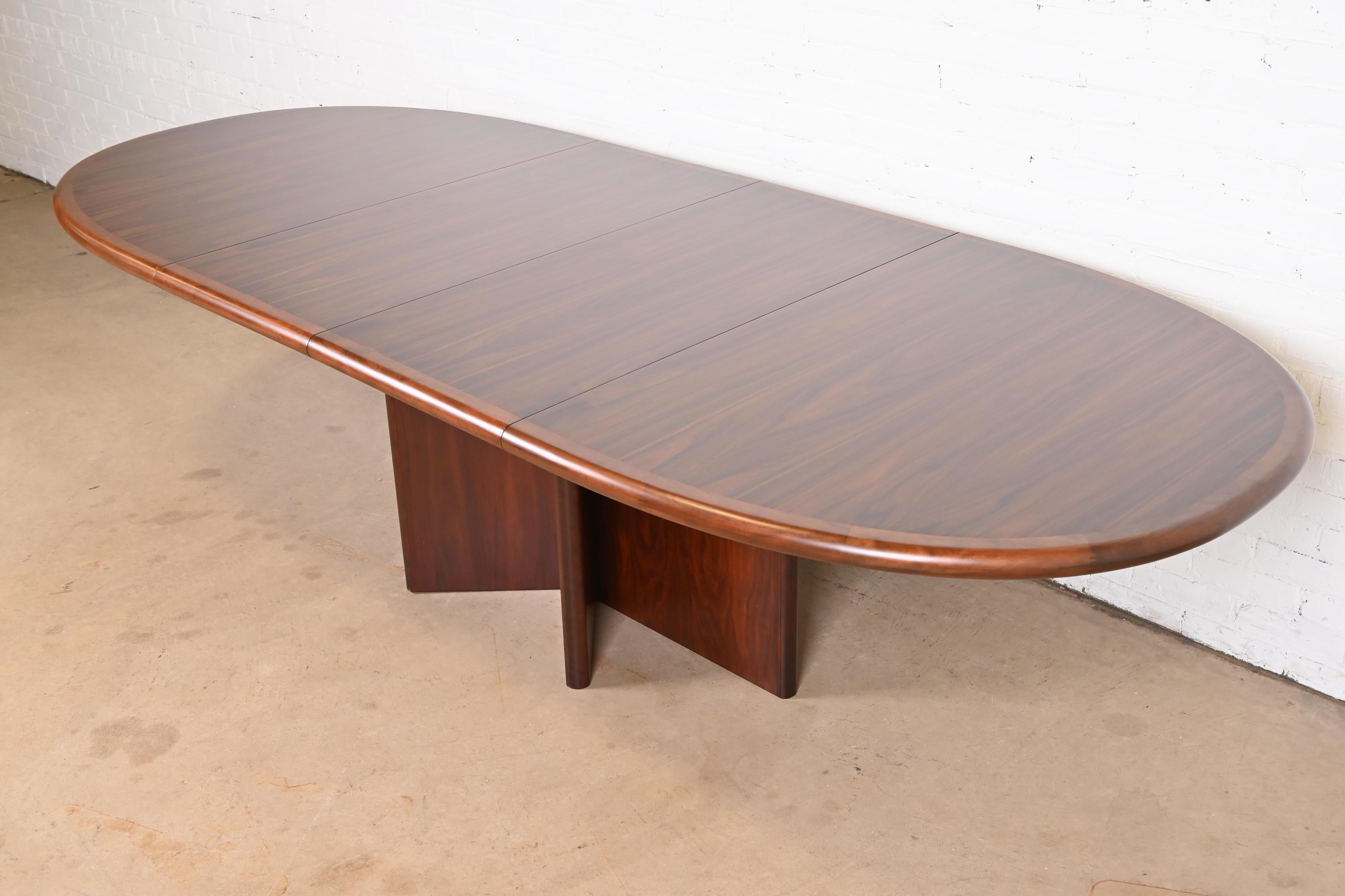 Danish Modern Rosewood Pedestal Dining Table by Ansager Mobler, Newly Refinished In Good Condition In South Bend, IN
