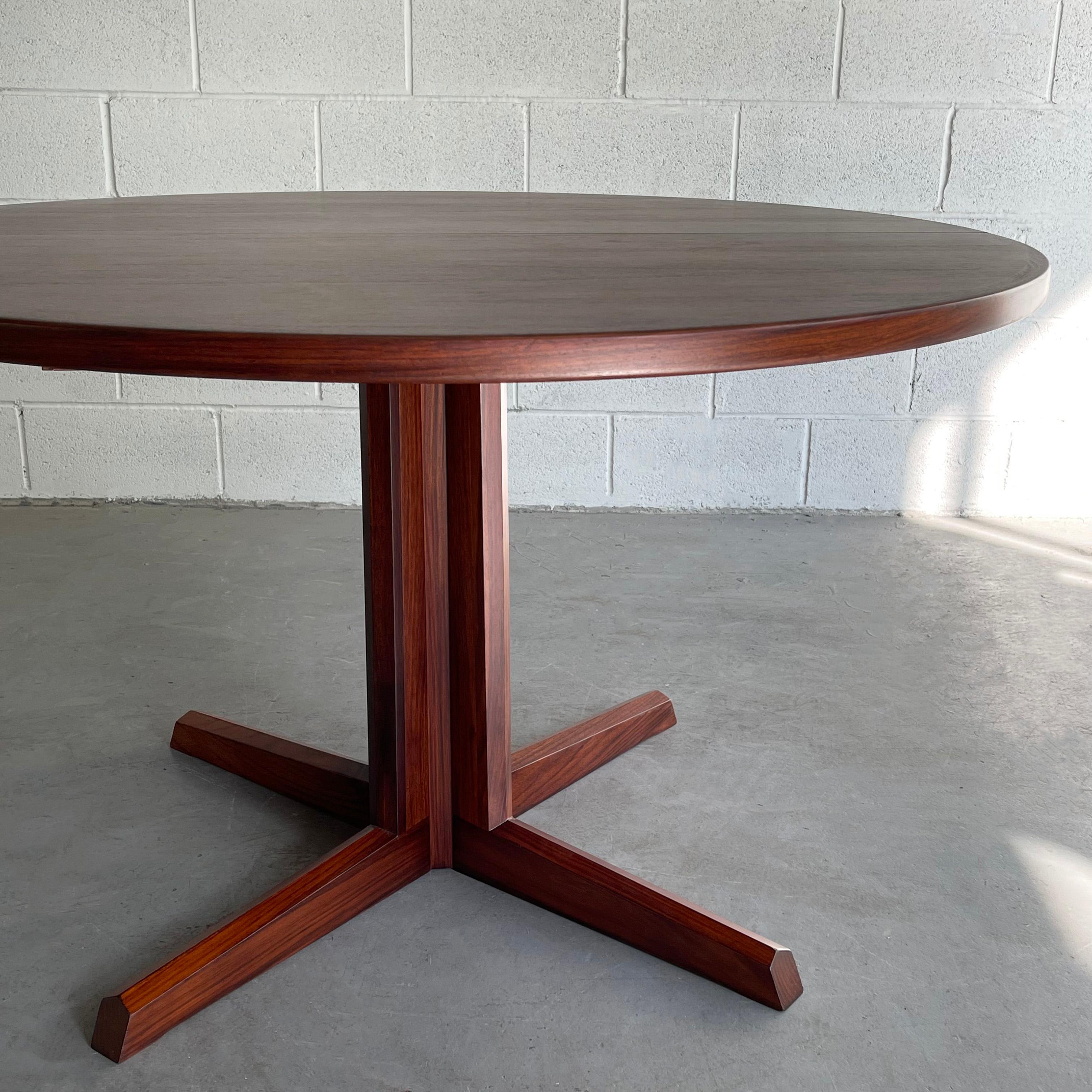 Danish Modern Rosewood Pedestal Dining Table In Good Condition In Brooklyn, NY