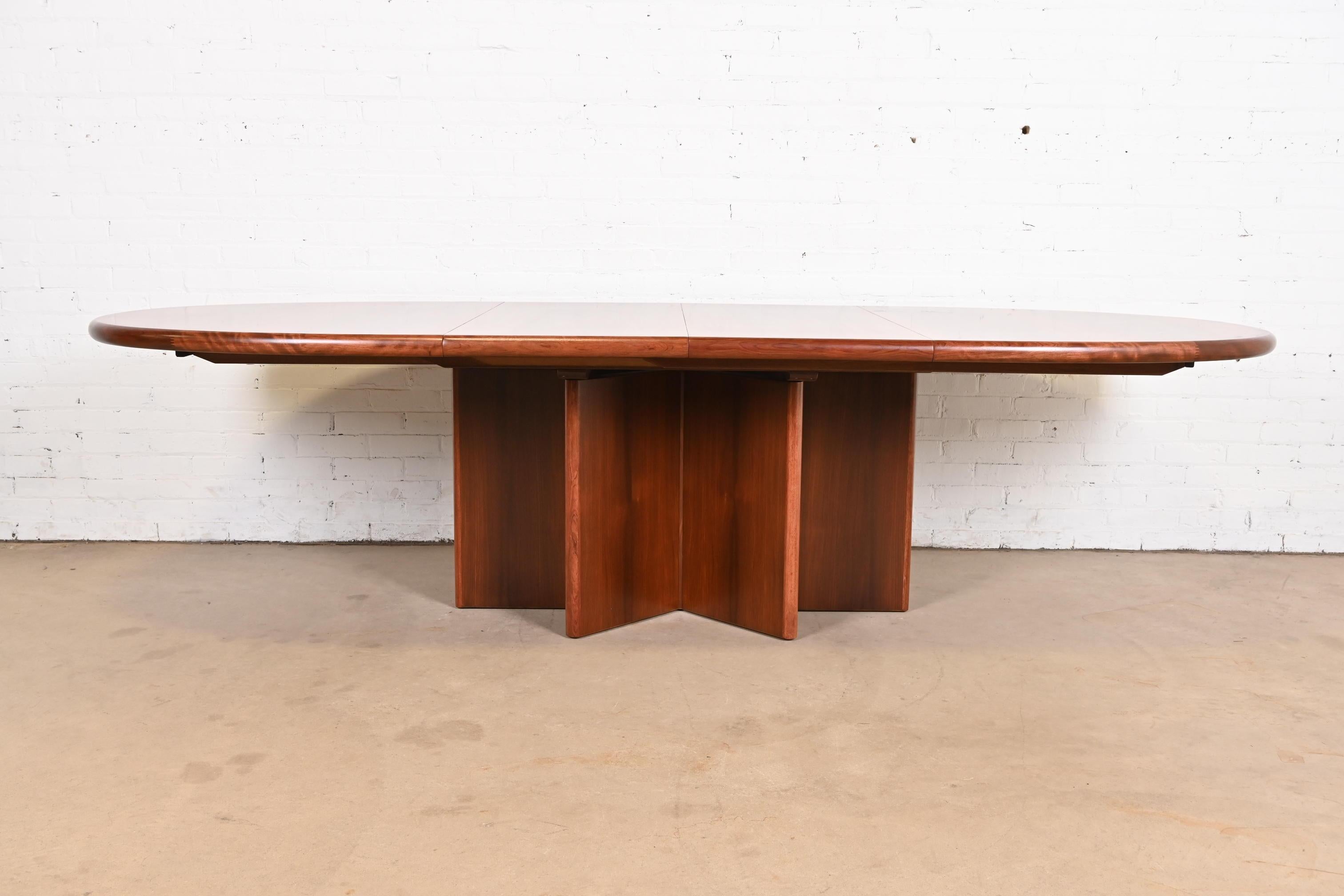 Excepcional mesa de comedor extensible de la modernidad danesa de mediados de siglo con una singular base de pedestal en forma de estrella

Por Ansager Mobler

Dinamarca, circa 1960s

Precioso palisandro a juego con los libros, con base de pedestal