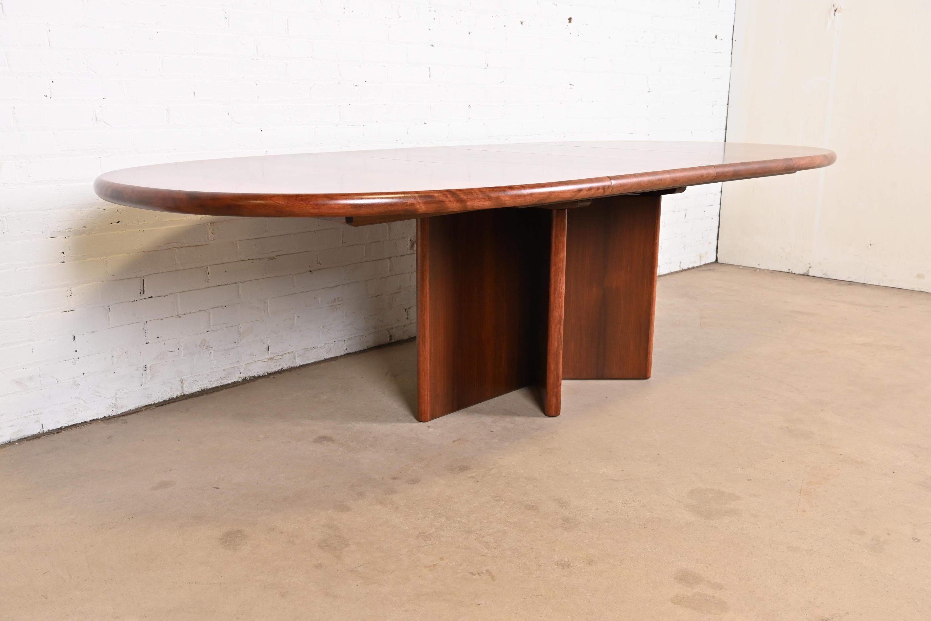 Mesa de comedor extensible con pedestal de palisandro de Ansager Mobler en Bueno Estado en South Bend, IN