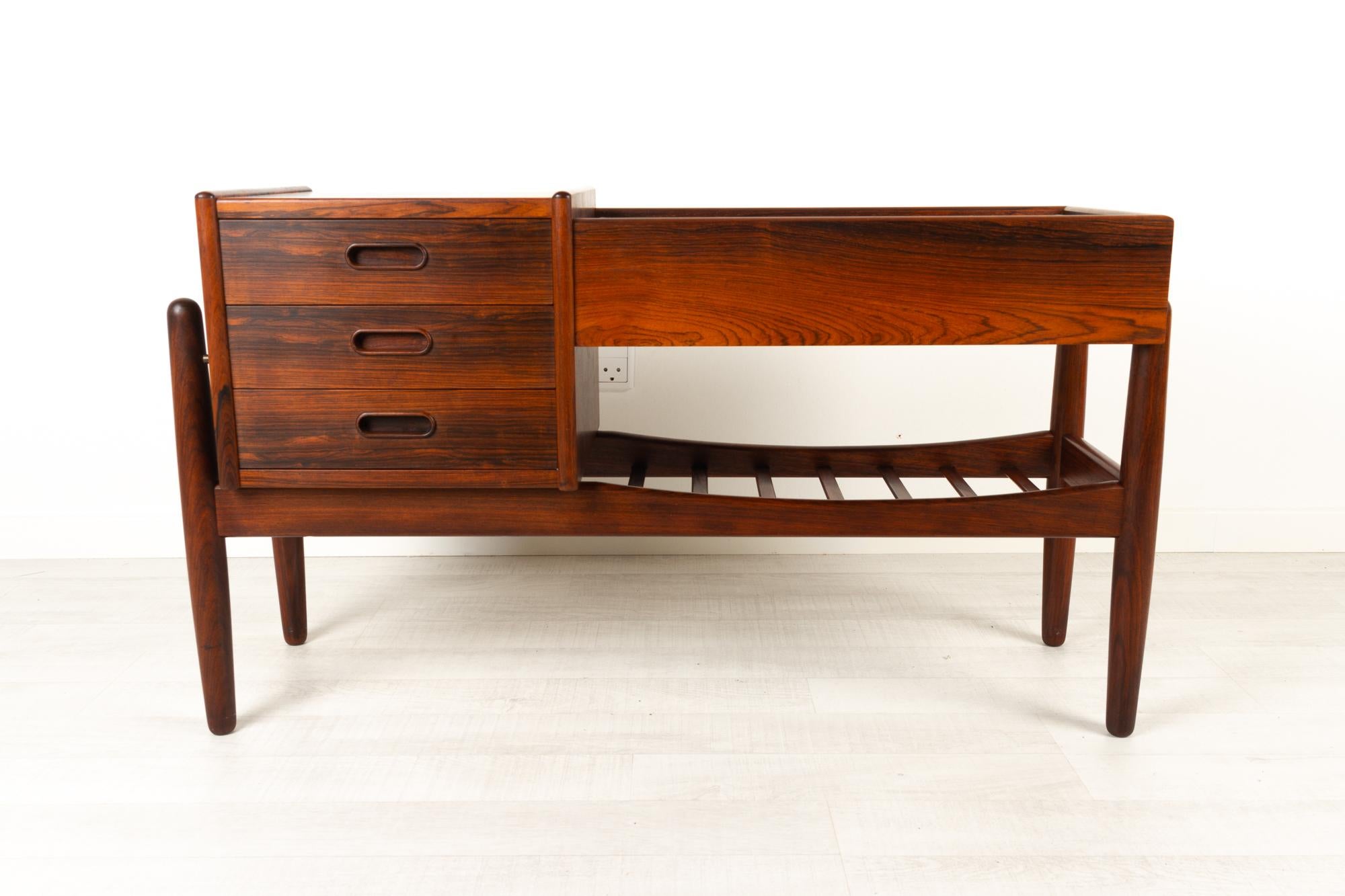 Danish modern rosewood planter by Arne Wahl Iversen, 1960s
Danish Mid-Century Modern rosewood / Palisander planter designed by Danish architect and designer Arne Wahl Iversen for Vinde Møbelfabrik. This planter has sometimes been attributed to Arne