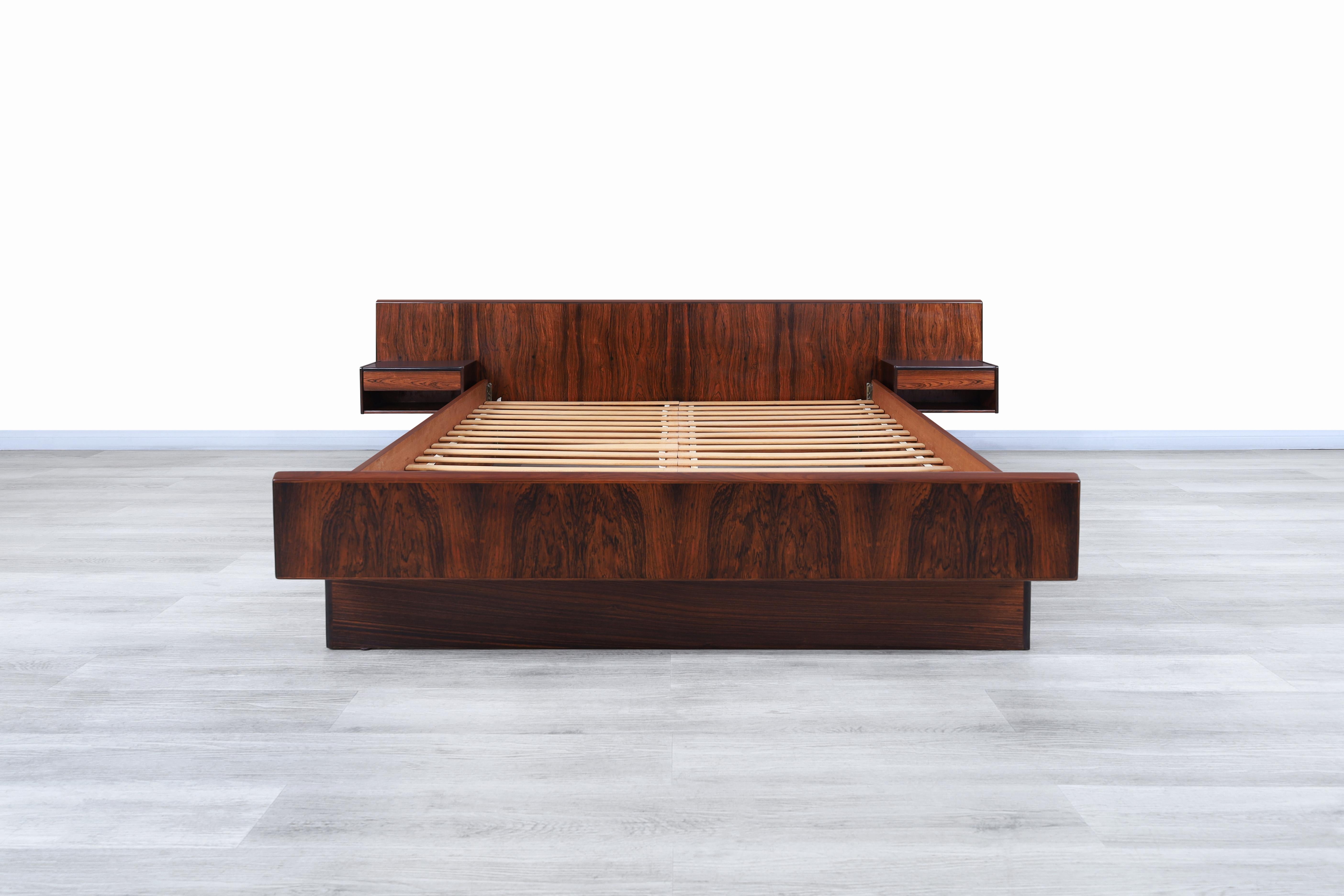 Wonderful Danish modern rosewood queen bed designed and manufactured by Sannemanns Møbelfabrik K/S in Denmark, circa 1970s. This bed features an elegant design that stands out for the fine attention to detail and the Brazilian rosewood used in its