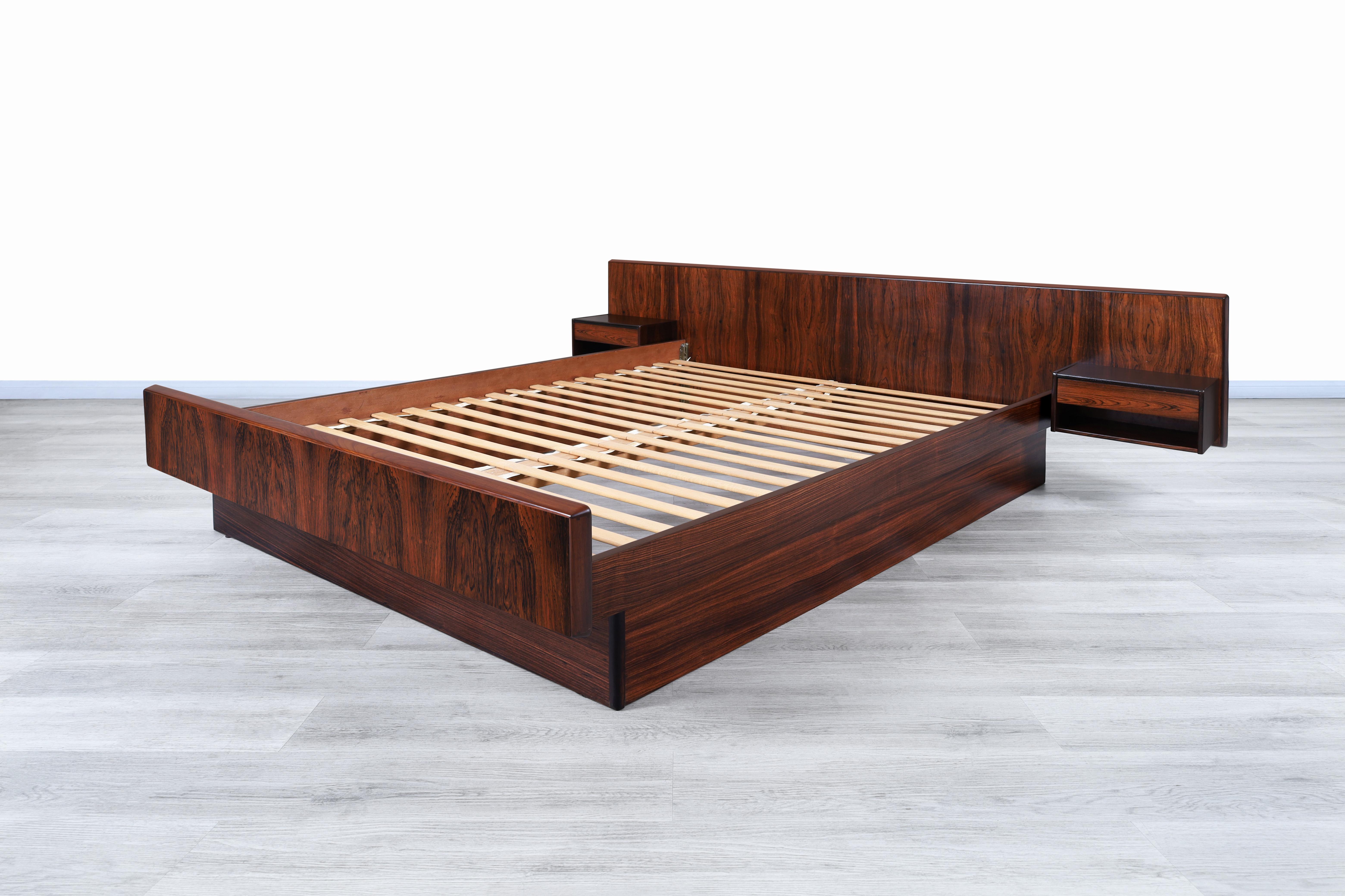 Danish Modern Rosewood Queen Bed with Floating Nightstands by Sannemanns In Good Condition In North Hollywood, CA