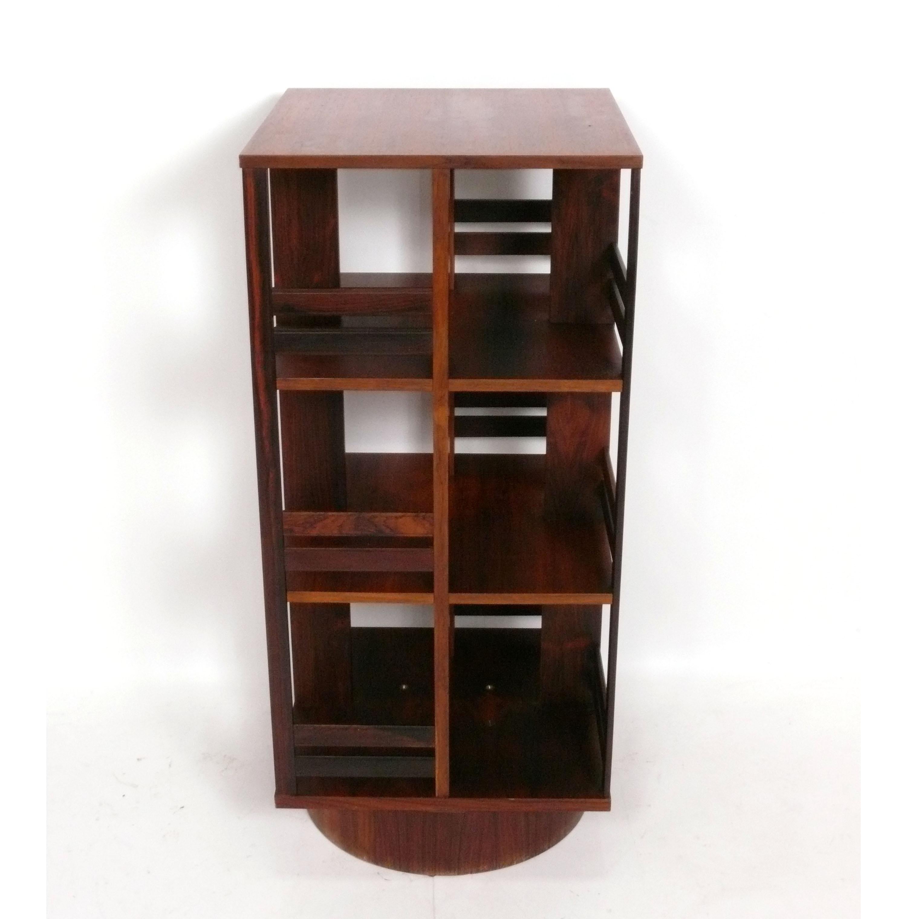 Bibliothèque tournante moderne danoise en bois de rose, Danemark, vers les années 1960. Une excellente façon d'organiser vos livres et de vous permettre d'y accéder facilement. 