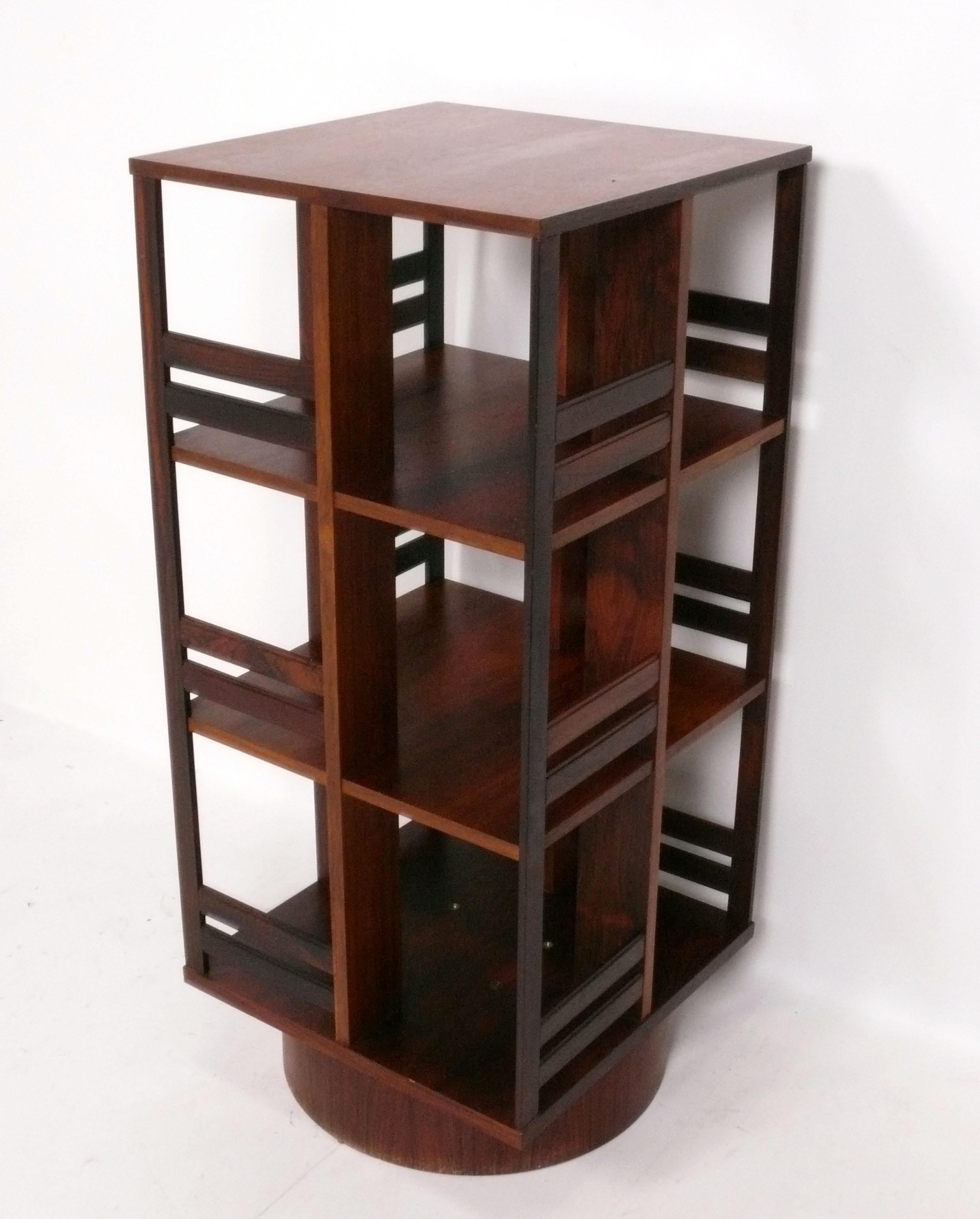 Mid-Century Modern Bibliothèque tournante danoise moderne en palissandre, vers les années 1960 en vente