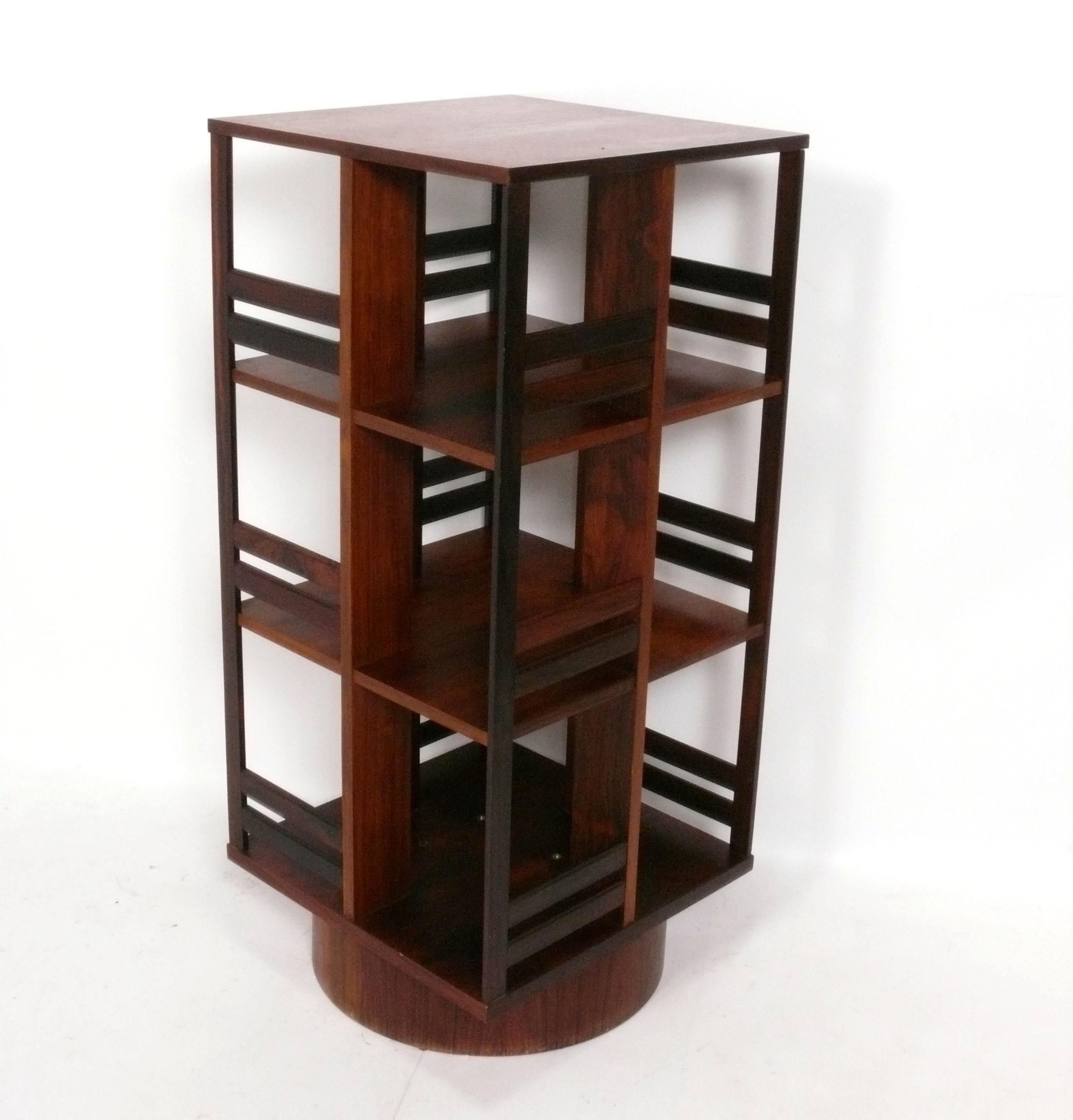 Bibliothèque tournante danoise moderne en palissandre, vers les années 1960 Bon état - En vente à Atlanta, GA