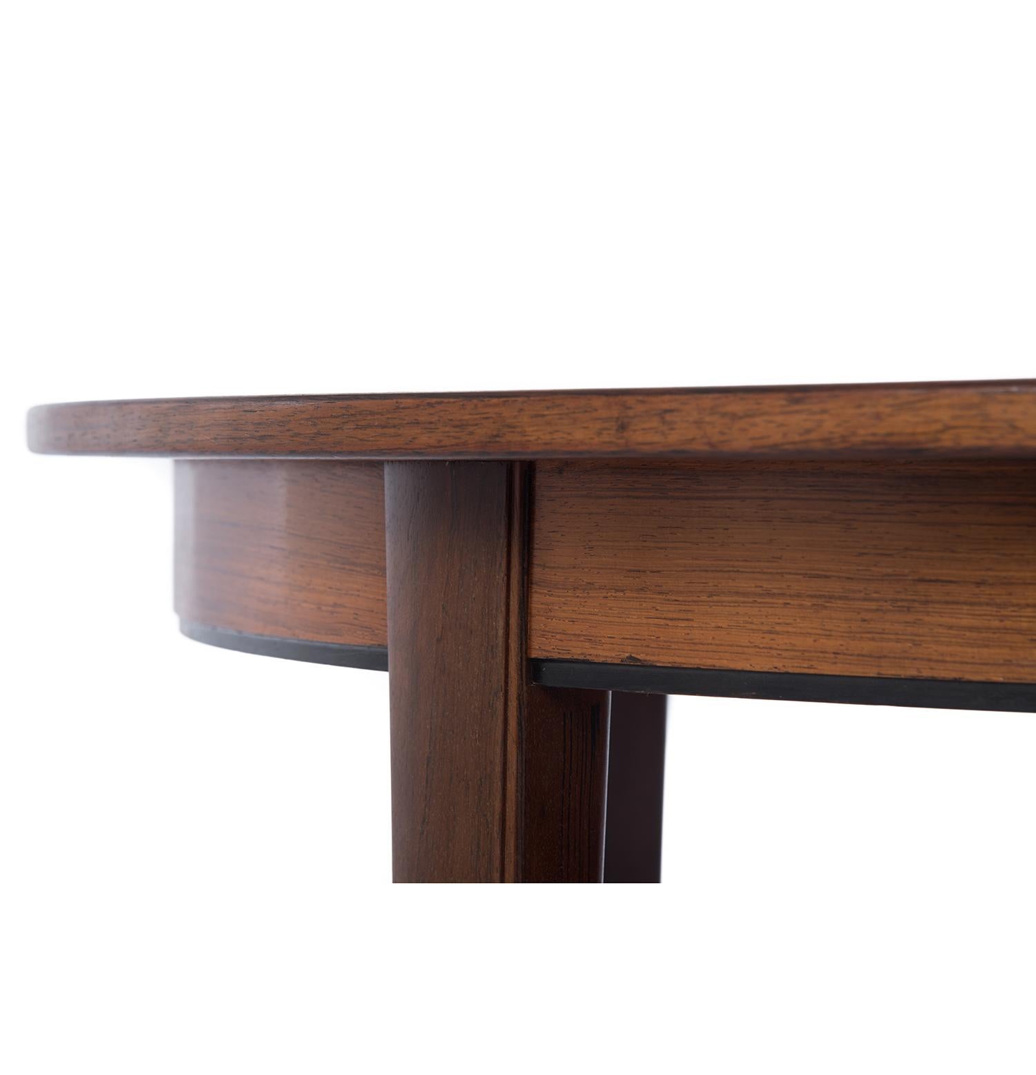 Danish Modern Rosewood Round to Oval Dining Table with Two Leaves 6