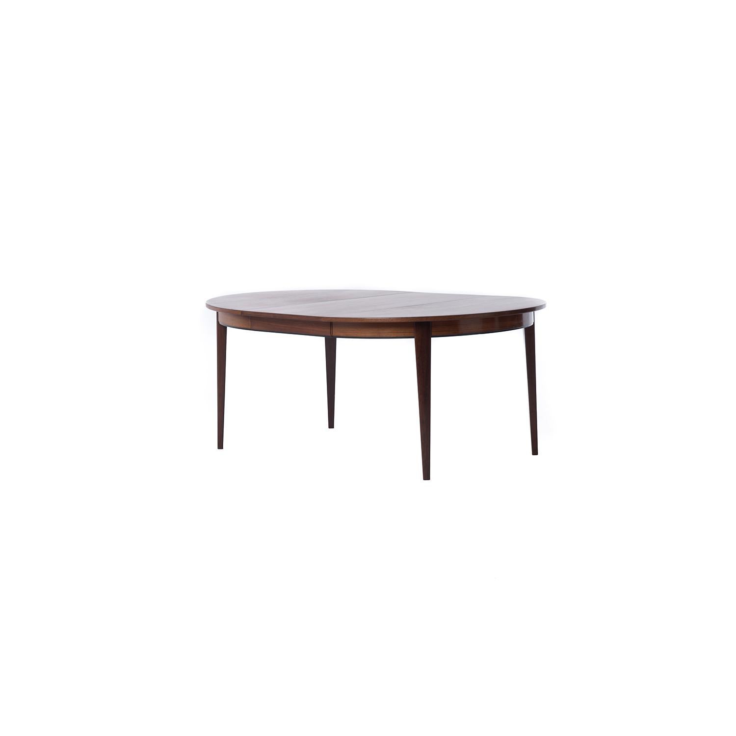 Danish Modern Rosewood Round to Oval Dining Table with Two Leaves In Excellent Condition In Minneapolis, MN