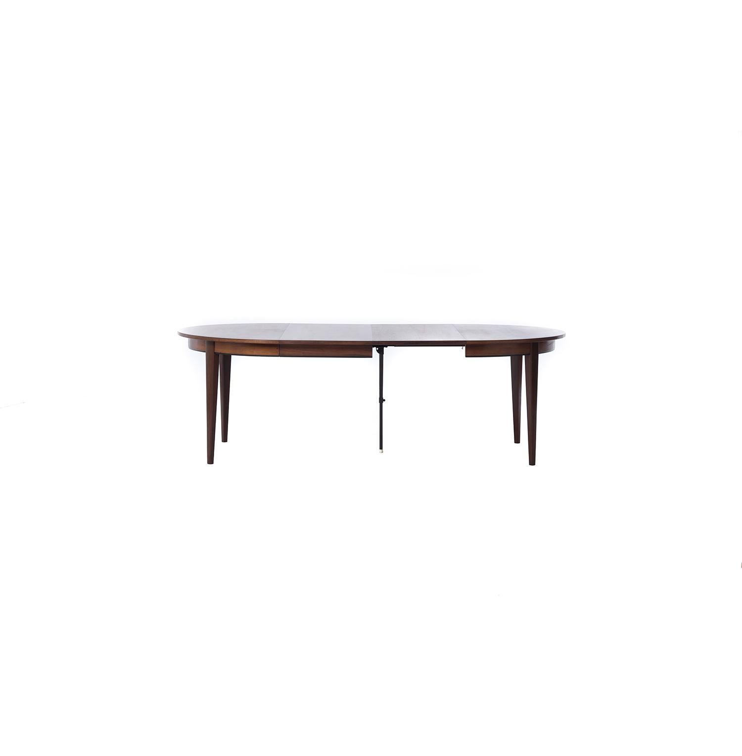 Danish Modern Rosewood Round to Oval Dining Table with Two Leaves 1
