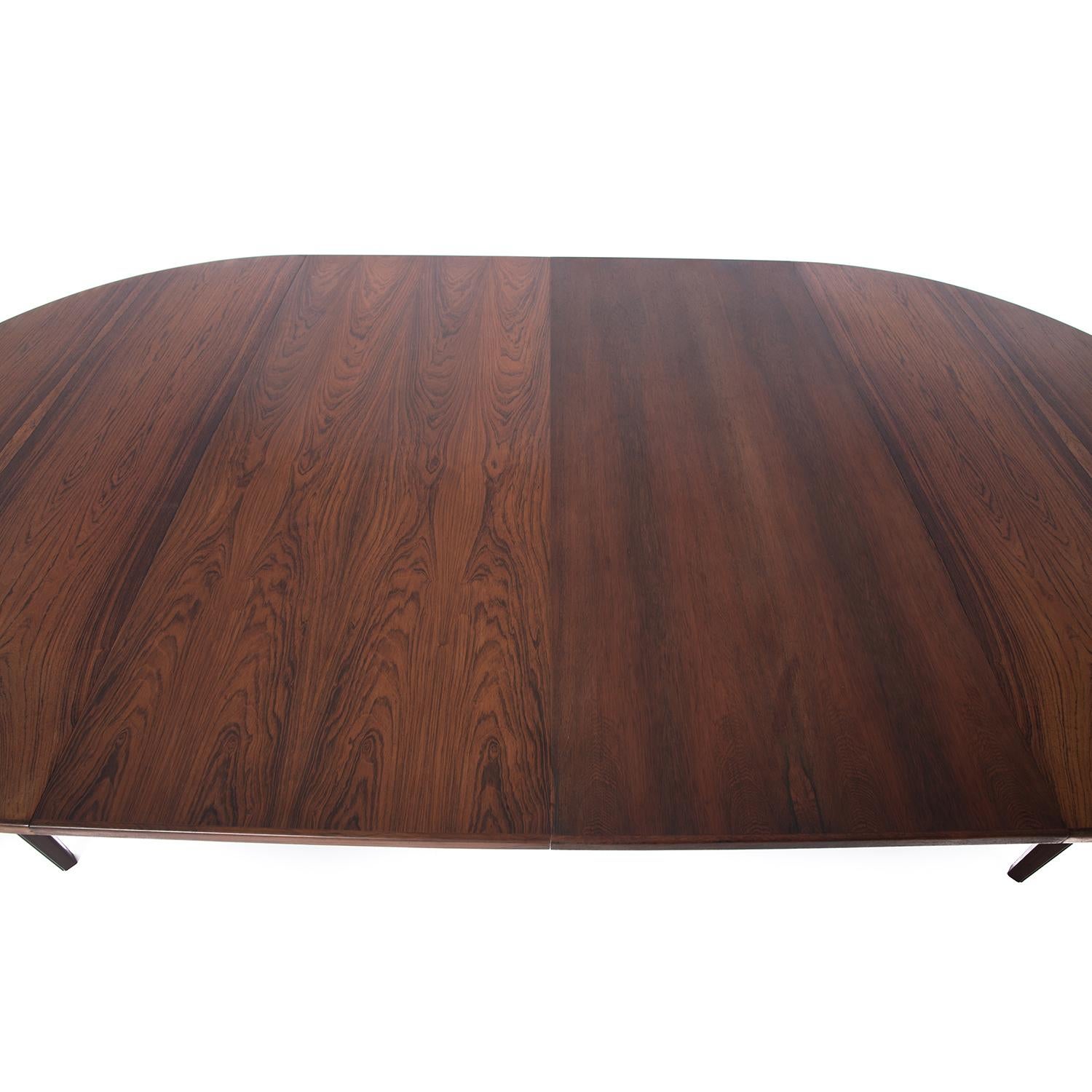 Danish Modern Rosewood Round to Oval Dining Table with Two Leaves 2