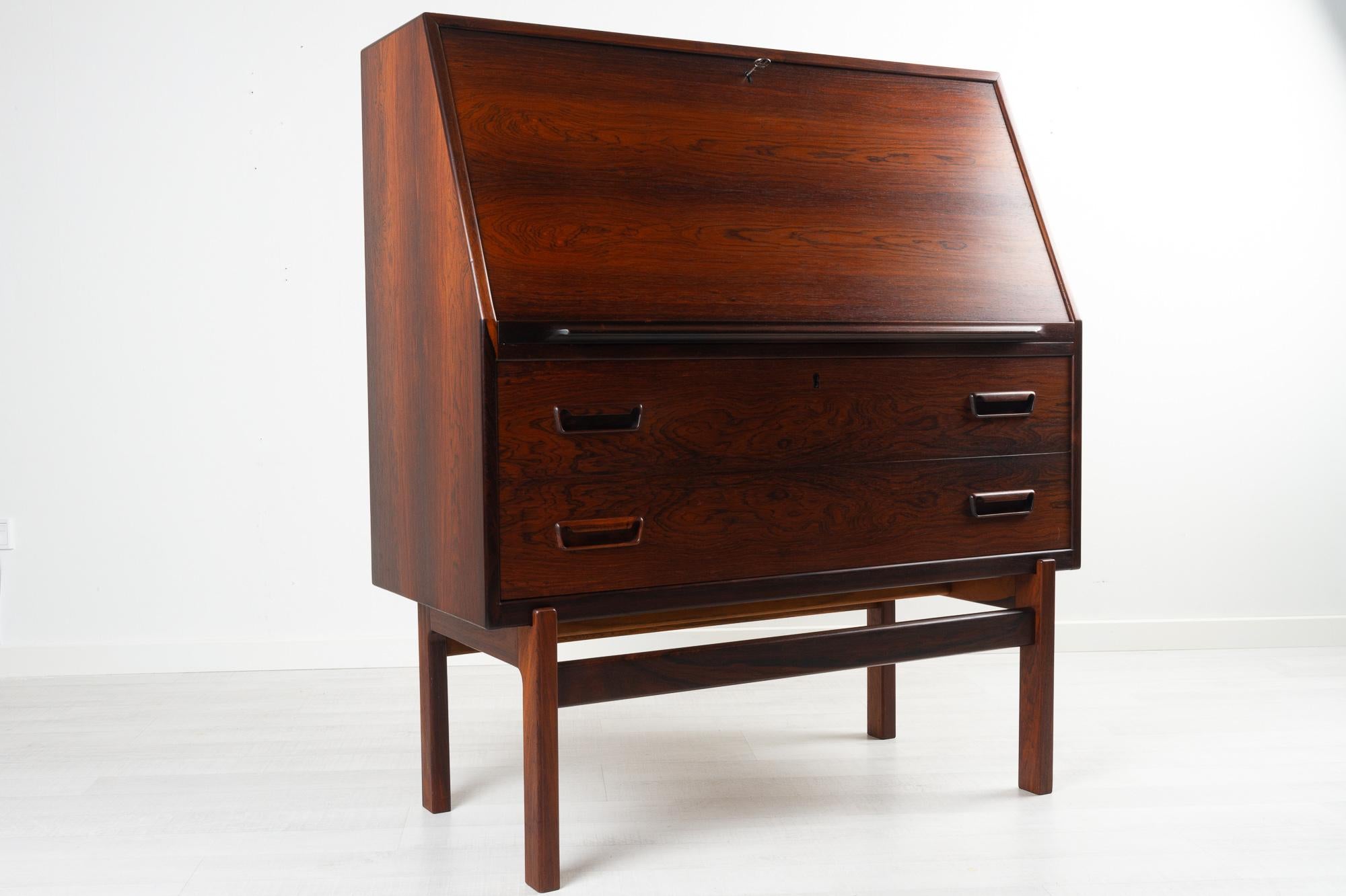 Danish modern rosewood secretary desk by Arne Wahl Iversen 1960s

Beautiful rosewood secretaire model No. 68 designed by Danish architect Arne Wahl Iversen and manufactured by Vinde Møbelfabrik, Denmark in the 1960s.

Drop down front doubles as
