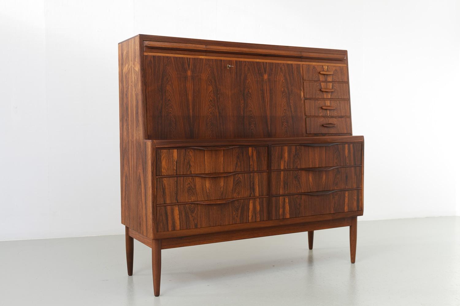 Secretaire moderno danese in palissandro/palisandro di Erling Torvits, 1960.

Splendido scrittoio in palissandro progettato dall'architetto danese Erling Torvits per Klim Møbelfabrik, Danimarca. Questo è il più raro modello grande con i quattro